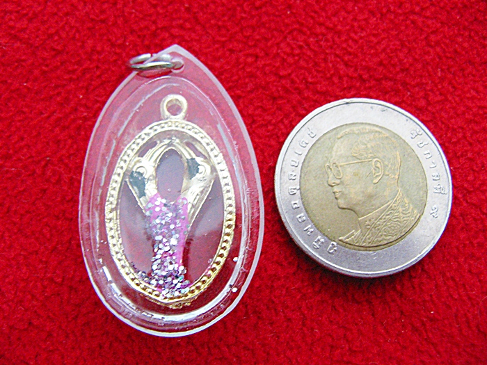 สินค้าหมดค่ะ สาริกาลิ้นทองสีชมพูเลี่ยมกรอบใสพร้อมใบคาถาค่ะ