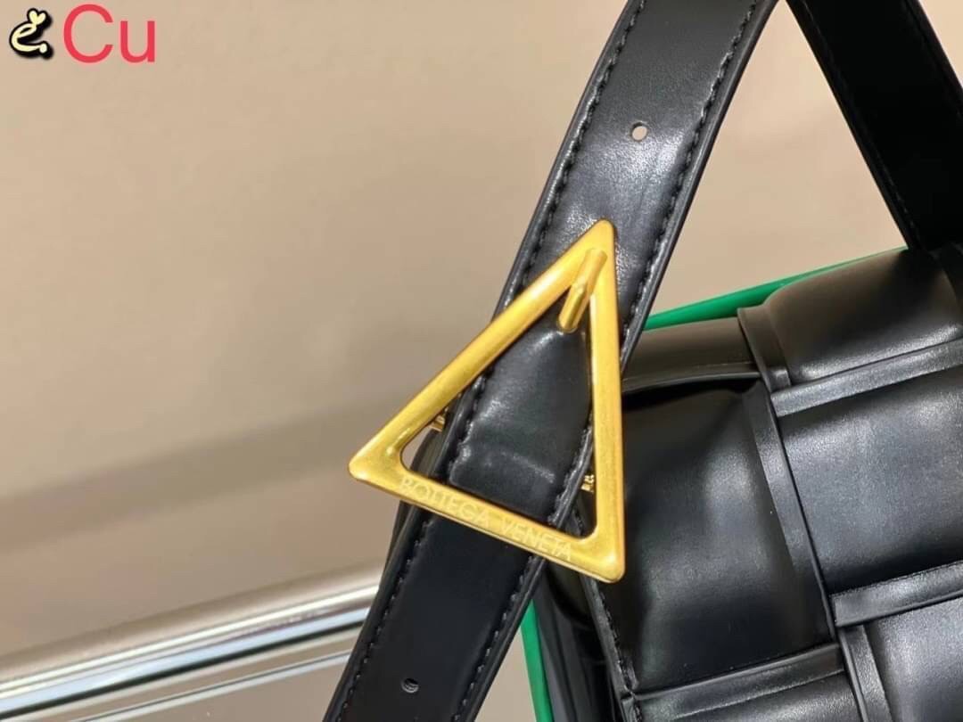 BOTTEGA VENETA PADDED CASSETTE BAG สร้างสรรค์ให้ไอเท็มนี้ดูหรู ดูแพง ใบจริงสวยมาก ใช้ได้ทั้งชายหญิง มาจำนวนจำกัด รีบตำกันน้า ไม่อยากให้พลาดเลยจ้า