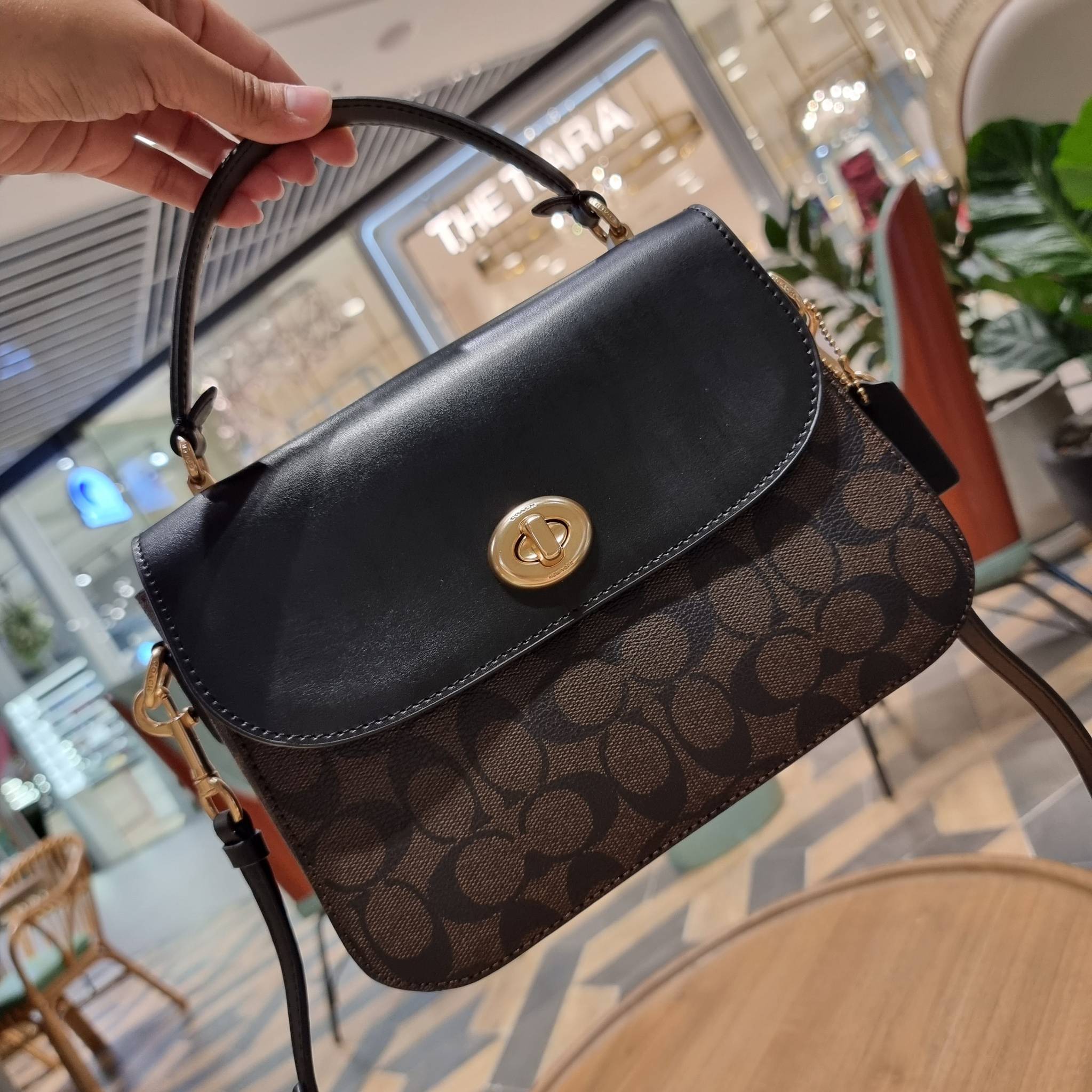 COACH C1765 MARLIE TOP HANDLE SATCHEL IN SIGNATURE CANVAS กระเป๋าถือ/สะพายข้าง มีดีไซน์ยูนีค โดดเด่น ตกแต่งโลโก้ด้านข้างอะไหล่ทอง สวยคลาสสิคด้วยวัสดุแคนวาสสลับหนังแท้ เปิด-ปิดด้วยตัวล็อคแน่นหนา ภายในเป็นช่องโล่ง ใส่ของได้ครบครัน มาพร้อมหูจับในตัวและสายสะพ