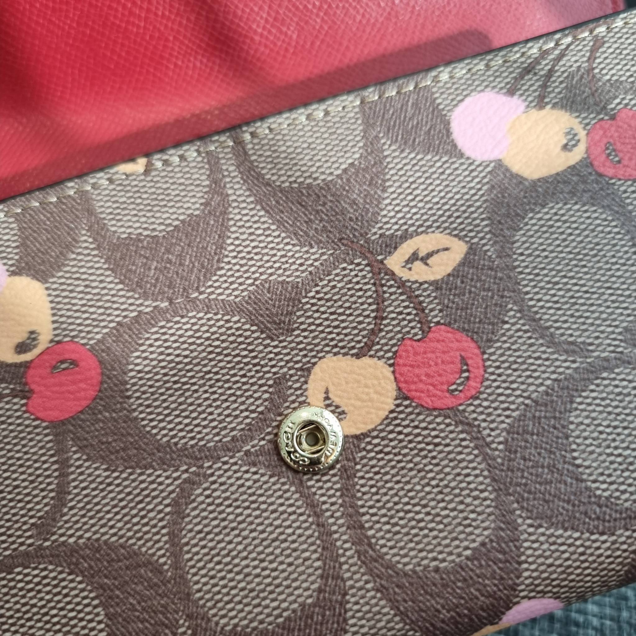 OUTLET 】COACH F31562 SLIM ENVELOPE WALLET IN SIGNATURE CANVAS WITH CHERRY PRINT คอลเลคชั่นใหม่ล่าสุด ต้อนรับนิวเยียร์ไปเลย!! 🍒🎊 กระเป๋าสตางค์รุ่นขายดี ทรงจดหมายรุ่นฝาพับ ดีไซน์ลายเชอร์รี่ น่ารักสดใส วัสดุหนังแคนวาสเคลือบลาย ภายในใส่มือถือไ