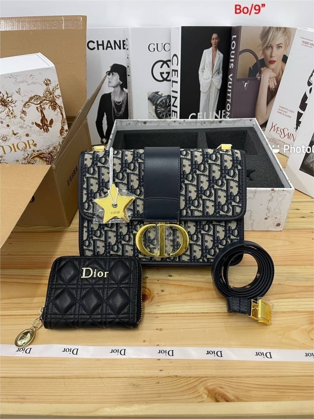 DIOR SET BAG / DIOR 30 Montaigne Bag / DIOR ANAGRAM BOX SET / CD LIMITED EDITION GIFT BOX WITH GOLD STAR BOUTIQUE SET พร้อมเสิร์ฟครบชุด แรร์ไอเท็ม ที่ถูกรวมไว้ในหนึ่งเดียว กับ gift box limited จัดให้ทั้งกระเป๋าสะพายสุดหรู กระเป๋าสตางค์ใบสั้นรุ่นคลาสสิค
