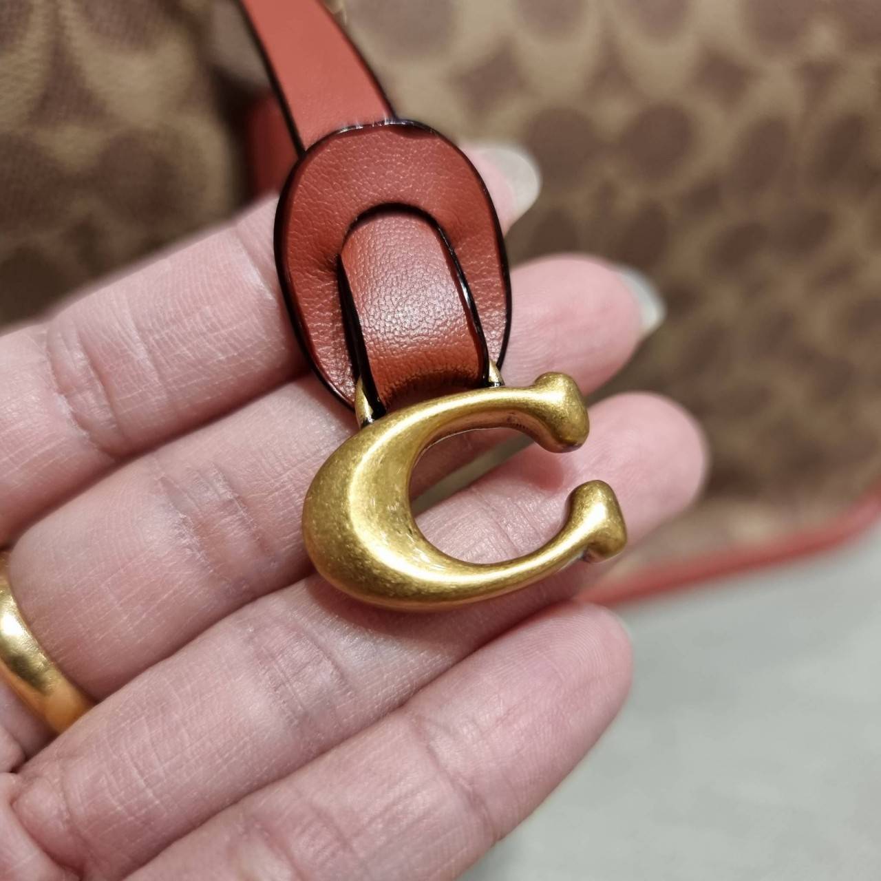 COACH C3889 TYLER CARRYALL 28 IN SIGNATURE CANVAS ((C3460//C3889)) รุ่นยอดฮิตที่สาวๆหลายคนเรียกร้อง กับกระเป๋าถือ/สะพายทรงสวย ที่มาพร้อมสายสะพายไหล่ในตัว และสายครอสบอดี้สำหรับสะพายข้าง ตัวกระเป๋าถูกแบ่งเป็นสัดส่วนสวยงาม มีช่องซิปกลางที่ใหญ่พอสมควร และยังม