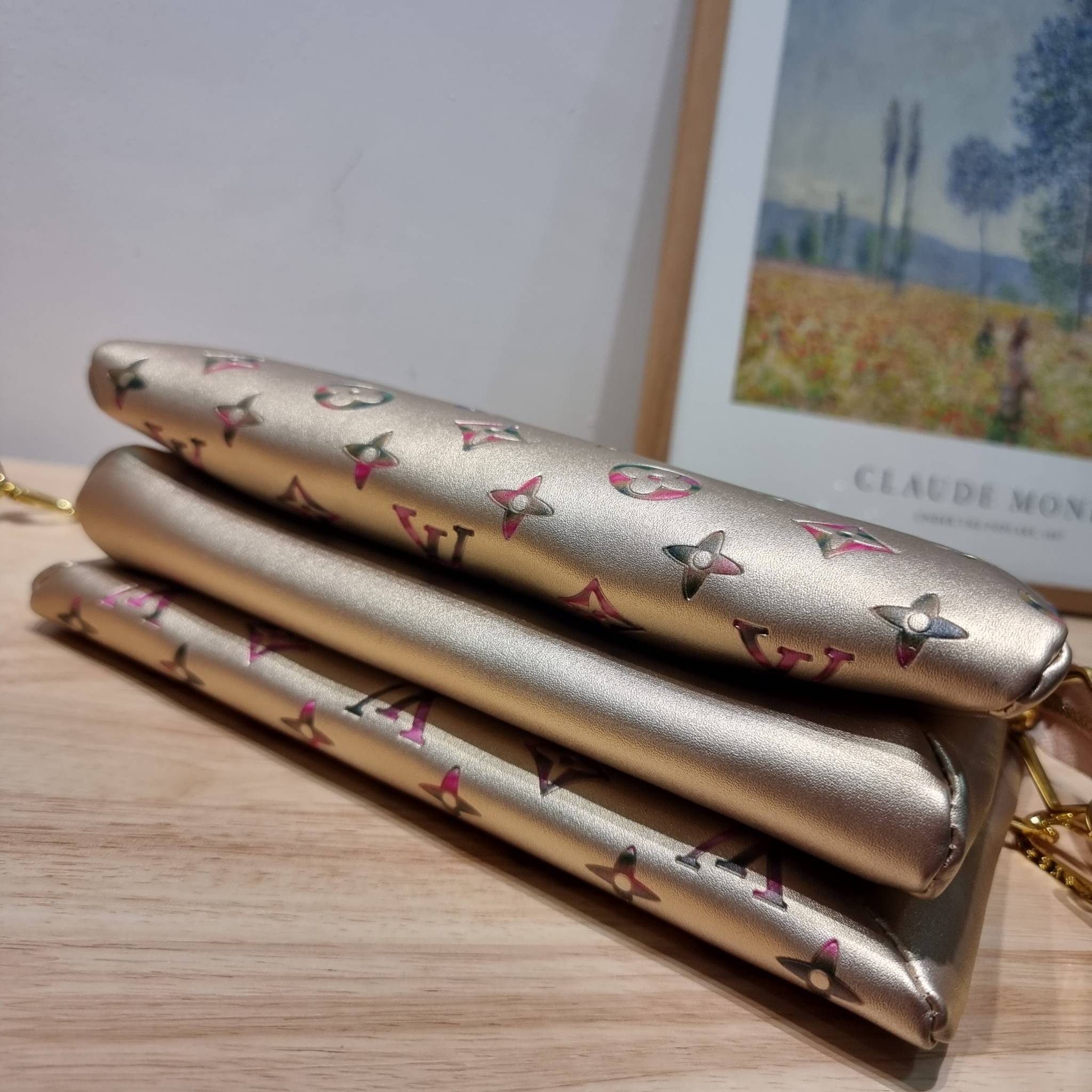 LV Coussin Bag / LV HANDLE POUCH MONOGRAM LIMITED EDITION กระเป๋าสะพายกึ่งคลัชท์ สุดล้ำ ดีไซน์ใหม่ สีลิมิเต็ดมาแรงมาก ด้วยความสวยปังตั้งแต่แรกเห็น วัสดุหนังแกะปั๊มลายสวย มาพร้อมสาย 2 เส้น เชิดๆสับๆ