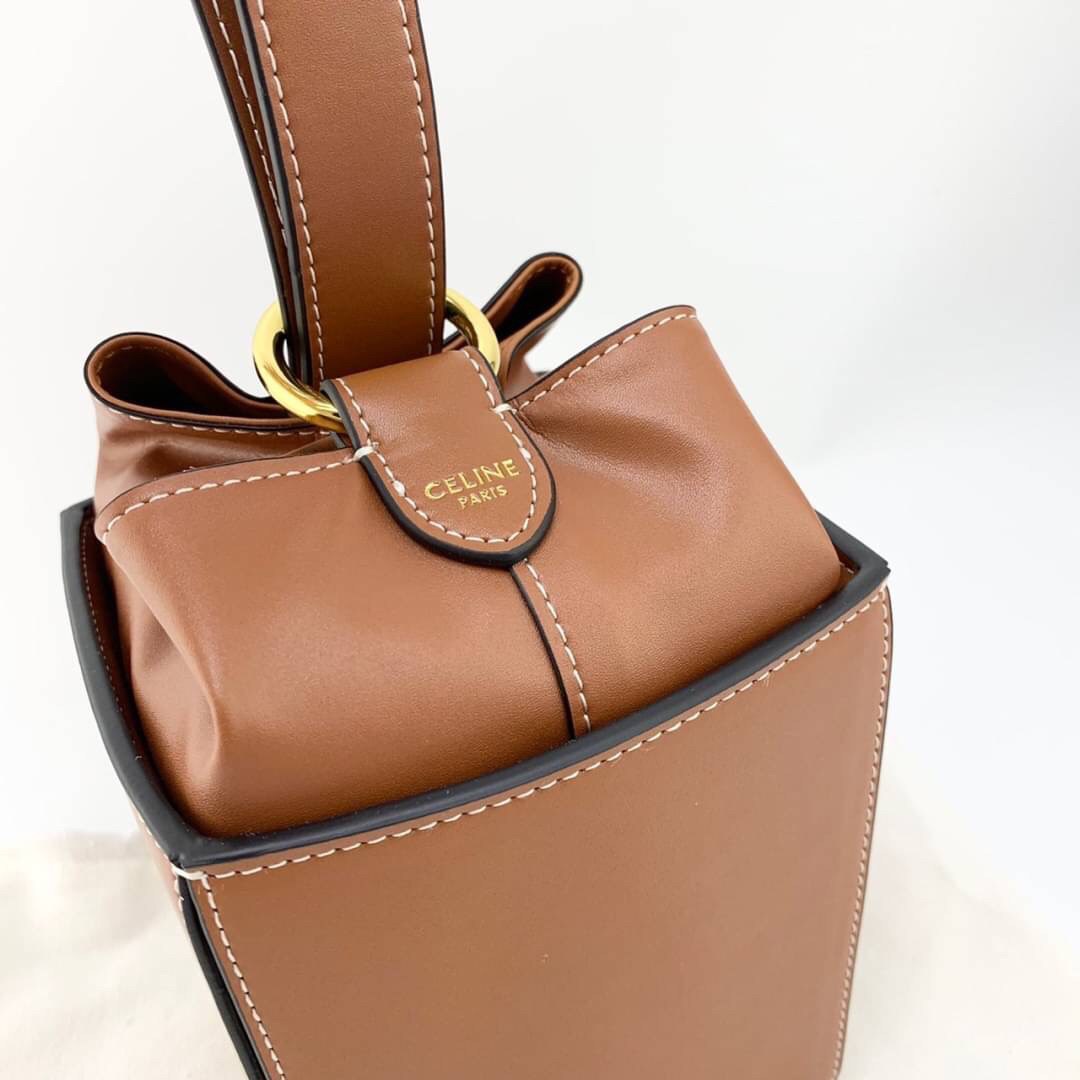VIP 】หนังแท้ CELINE BOX CLASSIC HANDBAG หนังสวยอยู่ทรง สวยหรูที่สุด รูปทรงทันสมัยคลาสสิกมินิมอลมากค่ะ พร้อมส่งที่ไทยราคาสุดคุ้มห้ามพลาดค่ะ!