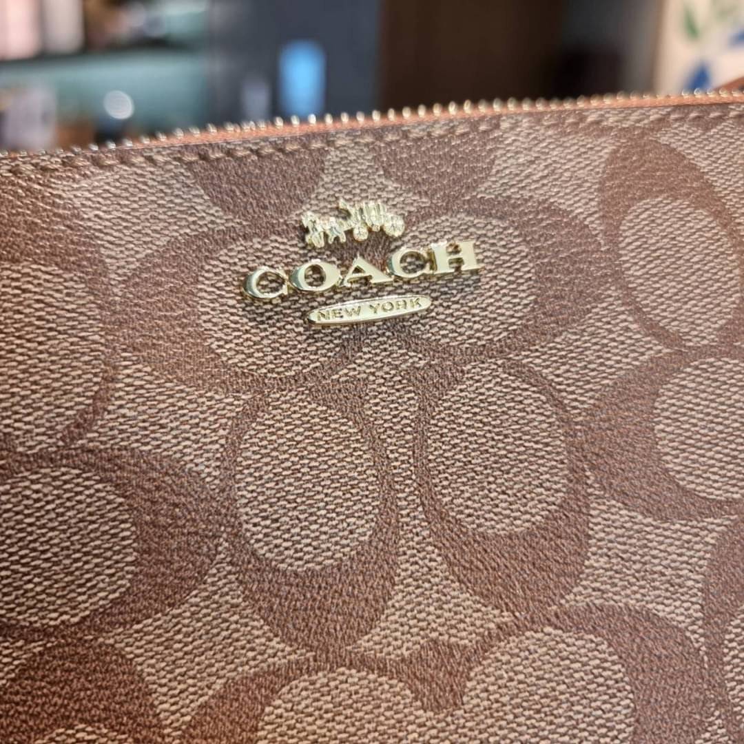 COACH F58321 TOP HANDLE POUCH อีกรุ่นฆ่าไม่ตาย!! 😎 ขายดีขายหมด ขายรวยขายปังๆ!! กระเป๋าพอชจากโค้ช ทรงใช้งานง่าย สะดวก กะทัดรัด วัสดุหนังแคนวาสเคลือบคุณภาพดี มาพร้อมสายคล้องในตัว และสายสะพาย crossbody ปรับเปลี่ยนได้ตามสไตล์ อีกหนึ่งไอเท็มที่สาวๆต้อง