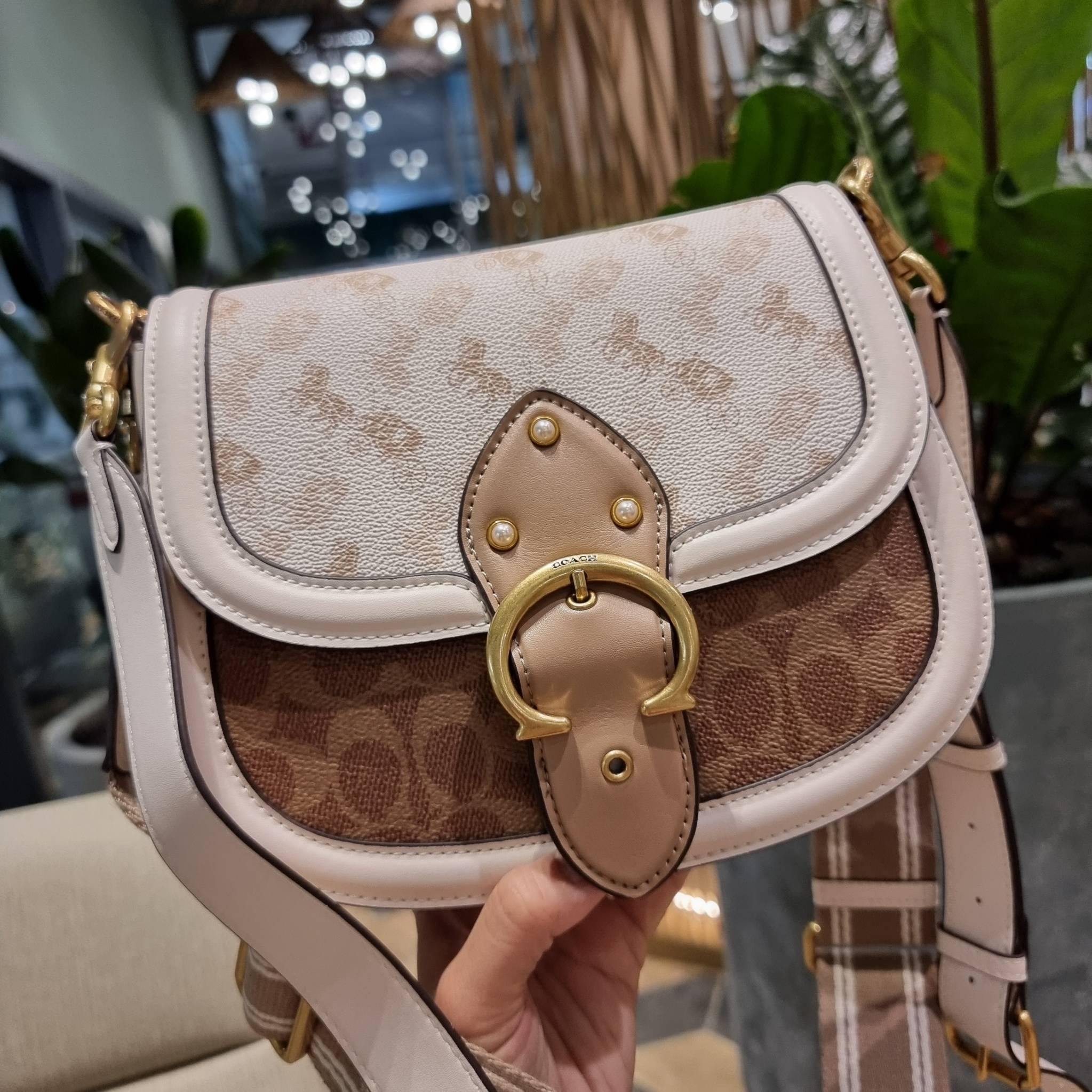 COACH C3837 BEAT SADDLE BAG WITH HORSE AND CARRIAGE PRINT The best item! ที่สาวๆรอคอย! ฮอตไฟลุก! สีหายาก ละมุนคุณหนู คอลเลคชั่นใหม่ ดีไซน์หรูหรา พิเศษมากๆมาพร้อมสายสะพาย 2 เส้น ใช้คู่กันหรือแยกสะพายก็สวยครบสูตร กระเป๋าสะพายทรง saddle คลาสสิค เปิด-ปิดด้วยก
