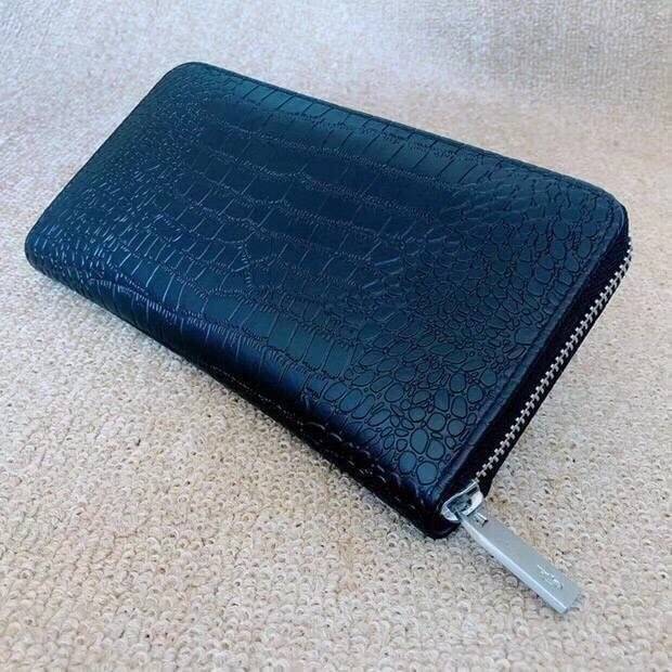 LACOSTE FACTORY LONG WALLET กระเป๋าสตางค์ใบยาวรุ่นใหม่ล่าสุดหนังสวยอยู่ทรงเปิดปิดด้วยซิปรอบด้านหน้ามีโลโก้แบรนด์เรียบหรู ภายในมีโลโก้ ช่องซิป ช่องใส่บัตรหลายช่องใส่มือถือ iphone8 เหรียญ บัตรได้เยอะ ตัวจริงสวยน่าใช้คลาสสิคไม่มีเอ้าท์ ราคาสุดคุ้ม สินค้ามาพร