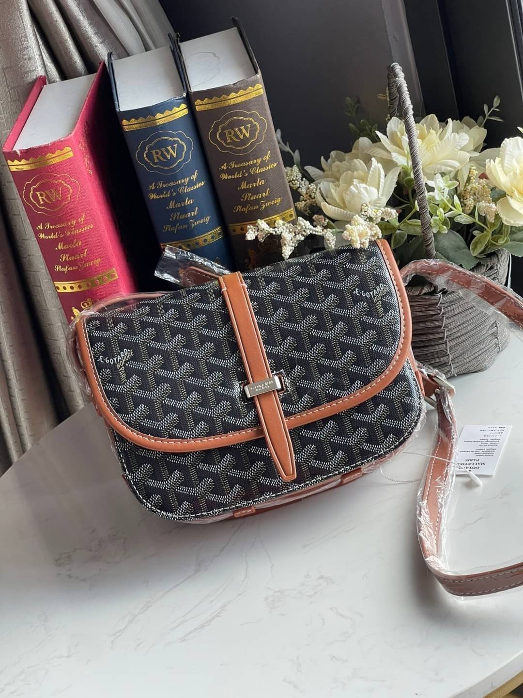 Goyard belvedere pm แบรนด์ดังจากฝรั่งเศส เรัยบหรูแต่ดูสง่า สะดุดตาด้วยลายเฉพาะตัว วัสดุที่นำมาตัดเย็บกระเป๋าเป็นวัสดุผ้าใบ
