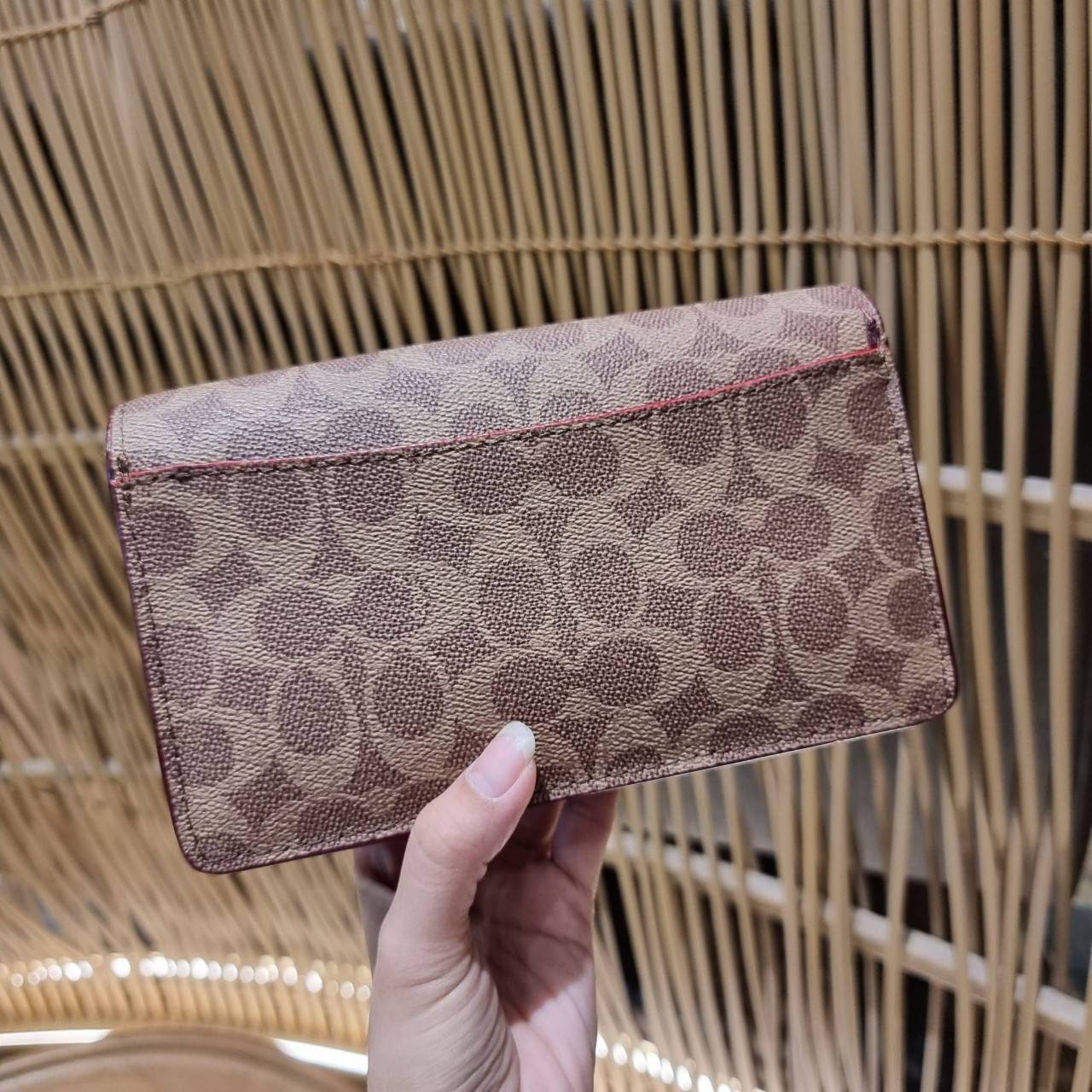 COACH C0838 ASTER CROSSBODY IN SIGNATURE CANVAS คอลเลคชั่นใหม่ล่าสุด กระเป๋าสะพายสวยอยู่ทรง ดีไซน์ไม่ซ้ำใคร จะสายคุณหนู สายถ่ายรูป ได้ใบนี้ไปยังไงก็ปังเว่อร์!! วัสดุหนังแคนวาสเคลือบลายสลับหนังแท้ เปิด-ปิดด้วยตัวบิดล็อค ชั้นในมีฝากระดุมปิดช่องย่อยอีกช่อง แ