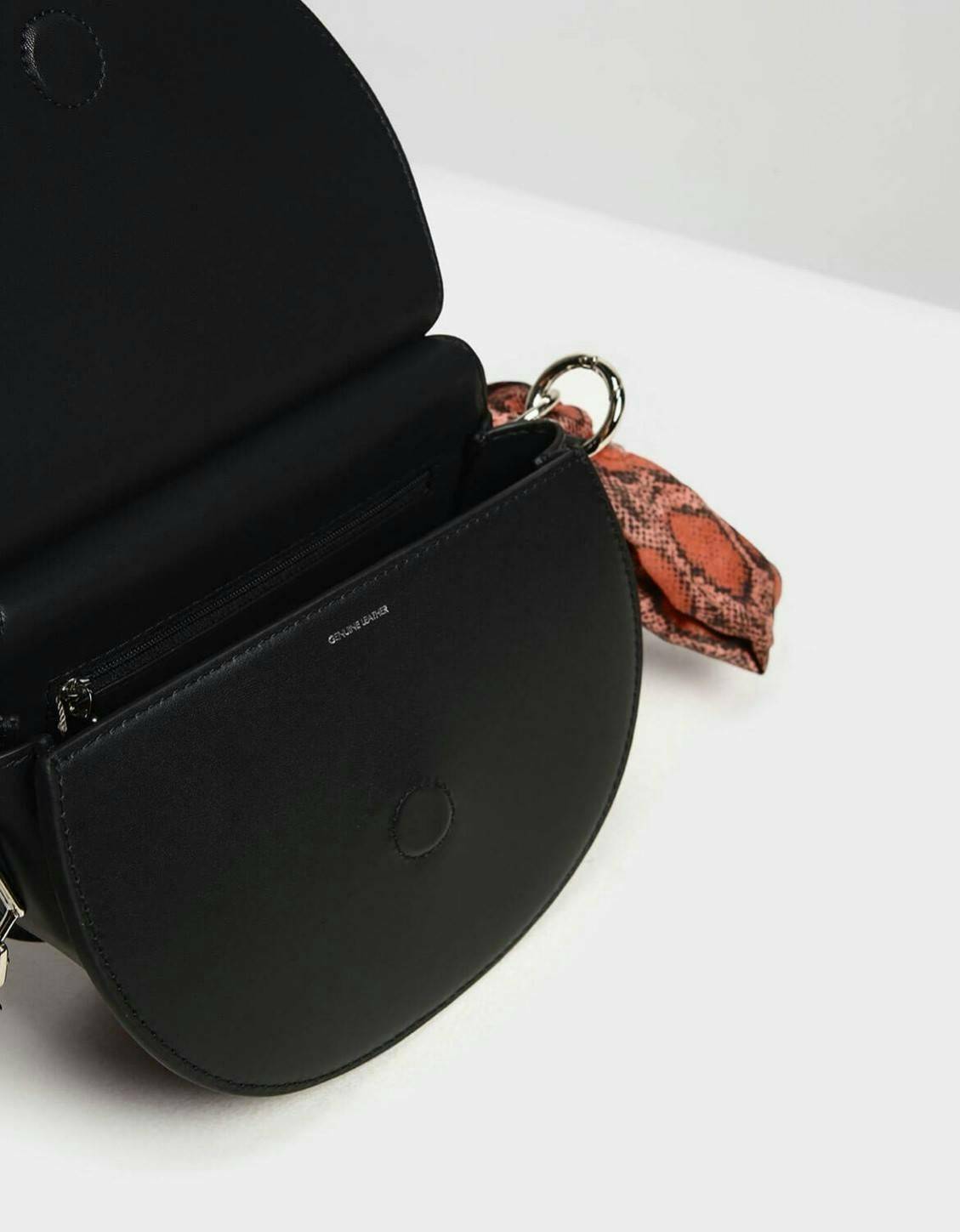 CHARLES & KEITH รุ่น LEATHER SATIN SCARF CROSSBODY BAG SL2-50150828 ราคาปกติช้อป ( ฿3,590.00 ) กระเป๋าถือ และ สะพาย ทรงโค้งมน หนังเรียบ ตั้งอยู่ทรง ด้านหน้าติดโลโก้แบรนด์ อะไหล่เงิน หูจับสายกระเป๋าร้อยเข้ากับห่วงเหล็กกลมๆ ด้วยผ้าลายสวยงามผูกเป็นโบว์เก๋ๆ ถ