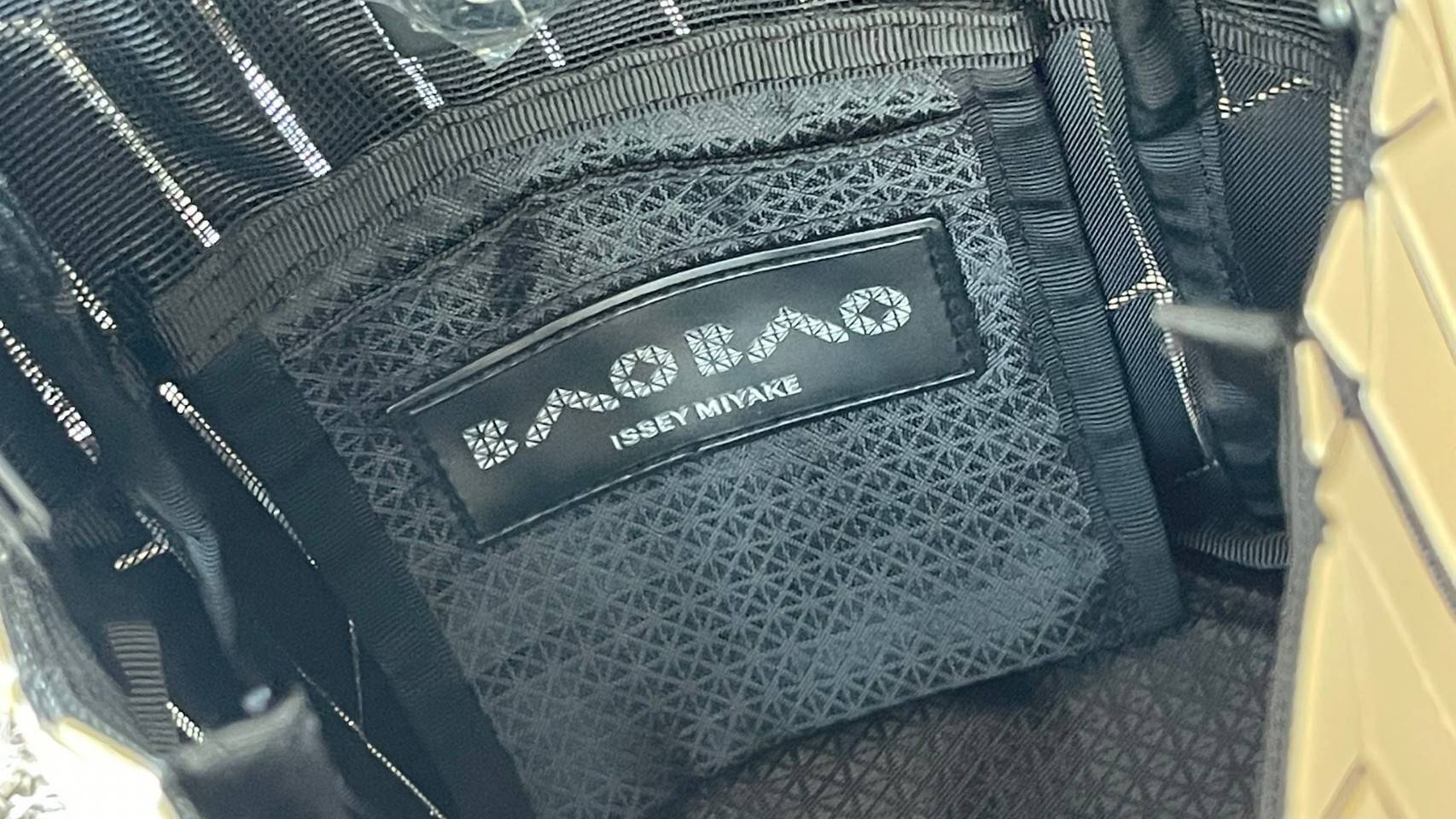 small : BAO BAO ISSEY MIYAKE SMALL BUCKET เป็นกระเป๋าบัคเก็ตขนาดเล็กสามารถใช้ใส่กระเป๋าสตางค์และโทรศัพท์มือถือได้ ซีรีย์ใหม่นี้มีจุดเด่นที่แผ่นรูปทรงสี่เหลี่ยมด้านขนานในแนวตั้ง เกิดเป็นรูปทรงสามมิติ