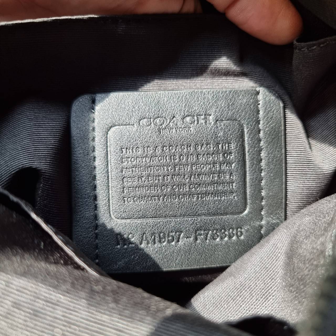 COACH F73336 HOUSTON FLIGHT BAG IN SIGNATURE CANVAS รุ่นนี้หนุ่มๆเค้ารู้กัน!! ขายดีตลอดกาล!! คลาสสิคไม่มีใครเกิน!! กระเป๋าสะพายข้างทรงแมสเซ็นเจอร์ยอดฮิต ทรงสวย ดูดี วัสดุหนังแคนวาสเคลือบลายสลับหนังแท้ เปิด-ปิดด้วยซิป ด้านหน้าและหลังสามารถใส่ของได้ ภายในแบ