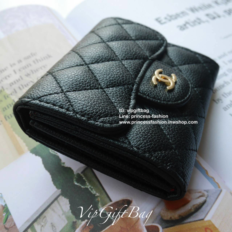 พร้อมส่งที่ไทยแล้วค่ะ♡♡ กับ กระเป๋าสตางค์แบบพับใบสั้น แนะนำรุ่นนี้คะ งานพรีเมี่ยมกิ้ฟท์จากเค้าเตอร์ต่างประเทศ **ทรงขายดี หนังสัมผัสลายด้าน จากแบรนด์ CHANEL (GWP) ด้านหน้ามีโลโก้แบรนด์ CC สีทองหรู **อะไหล่สีทองทั้งใบ เปิดปิดด้วยกระดุม ปั้มทอง