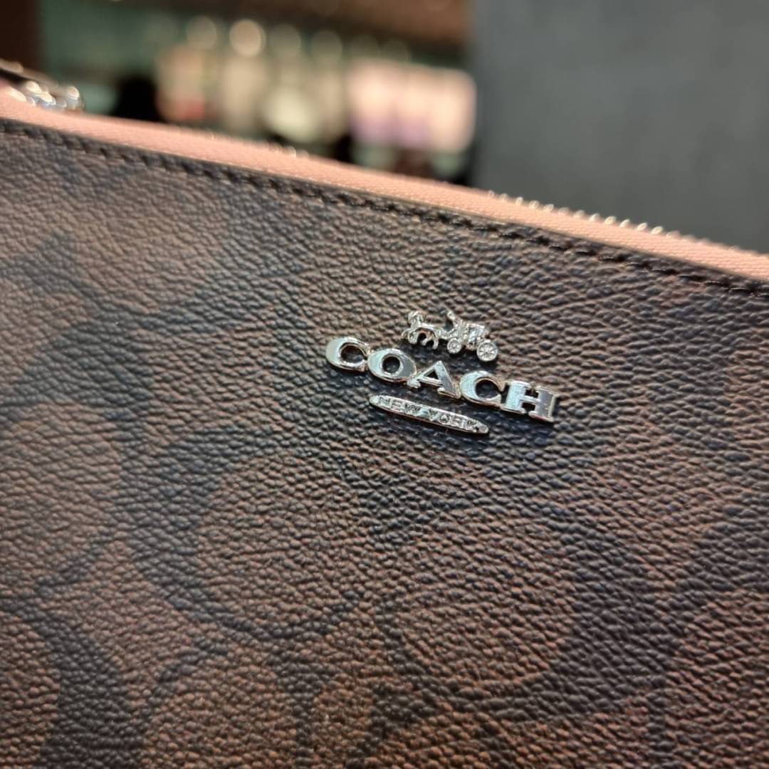 COACH F87591 DOUBLE CORNER ZIP WALLET IN SIGNATURE COATED CANVAS คล้องมือรุ่น 2 ซิป!! มาแล้วจ้า 🌟🤗 ไซส์นี้คือเหมาะมือจริงๆ พกง่ายเช่นเคย ไม่ต้องกังวลว่าจะเกะกะหรือกินพื้นที่กระเป๋าหลัก วัสดุหนังแคนวาสเคลือบลาย มีช่องหลักแยก 2 ช่อง ภายในบุผ