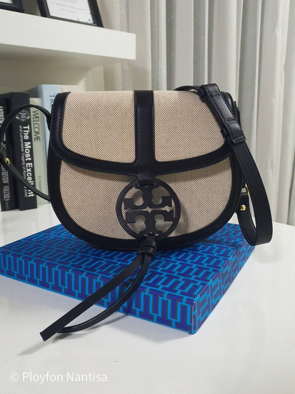 ของแท้ 💯% TORY BURCH CROSSBODY กระเป๋าสะพายข้าง ไซส์กำลังน่ารัก วัสดุทำจากผ้าCanvas ผสมหนัง ฝาพับเปิดปิดด้วยกระดุมแม่เหล็ก มีช่องใหญ่ เพิ่มช่องซิปยาว ใส่โทรศัพท์ สมุดบัญชีได้