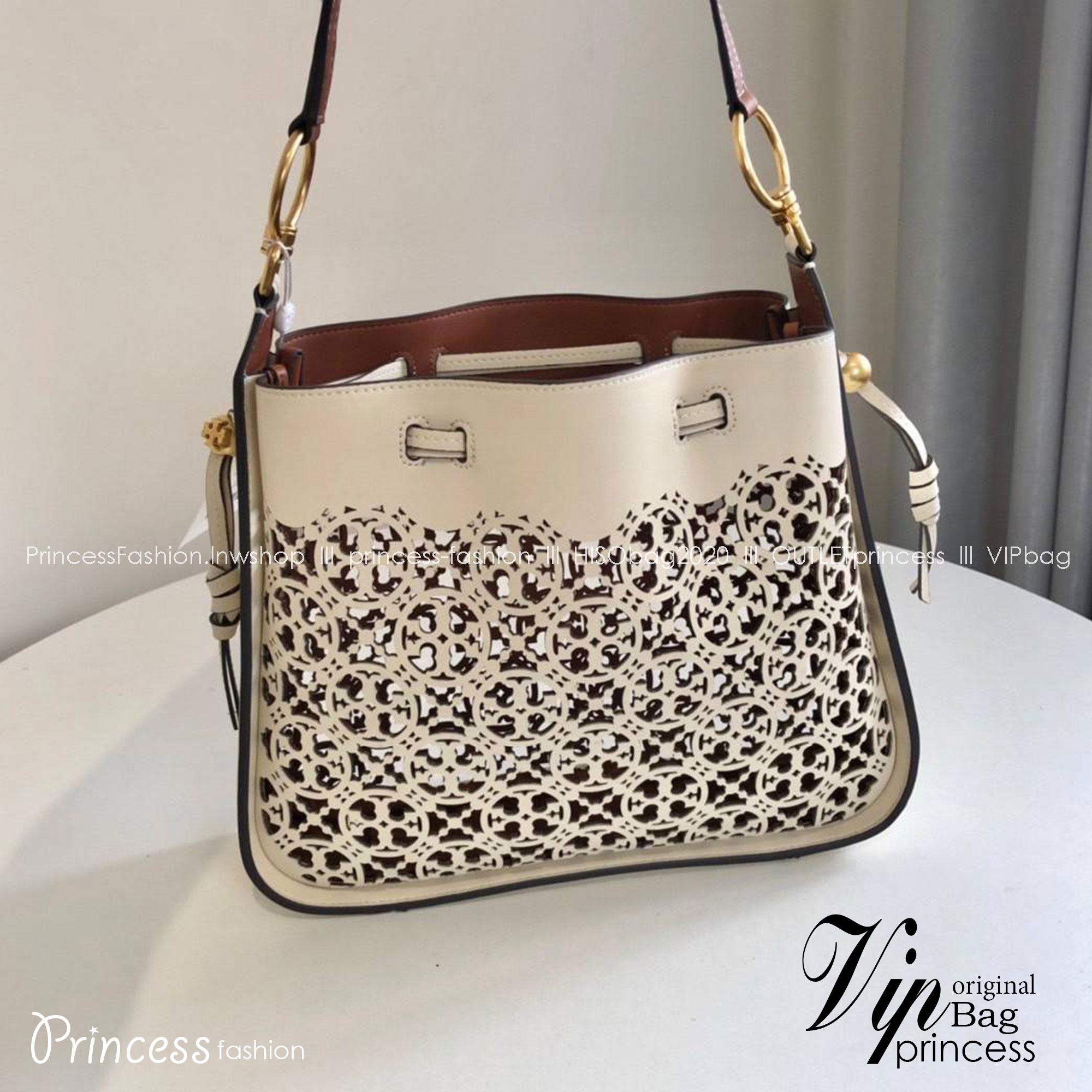 TORY BURCH T MONOGRAM LASER-CUT BELL BAG / TORY TOTE BAG ใจบางที่สุดกับคอลเลคชั่นนี้ กับกระเป๋าสะพายทรงโท้ท งานตามหาและหายาก รุ่นชูโรงสุดฮิต ที่เพิ่มดีเทลความแพงด้วยการฉลุลวดลายโมโนแกรมรอบใบ