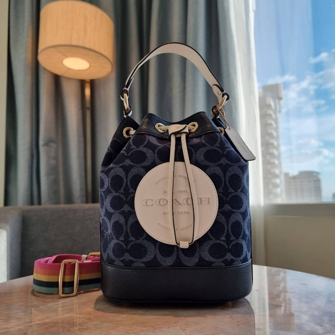 OUTLET 】COACH DEMPSEY DRAWSTRING BUCKET BAG IN SIGNATURE JACQUARD WITH STRIPE AND COACH PATCH C4101 C4102 พี่สาวใบใหญ่สุดสวยมาแล้วจ้า!! กระเป๋าทรงถังไซส์ใหญ่ ที่สาวๆรอคอย ใช้งานง่ายด้วยการรูดหนังปิดรอบปากกระเป๋า ทุกอย่างลงตัวที่สุด!! โดดเด่นด้วยลวดลายสีสั