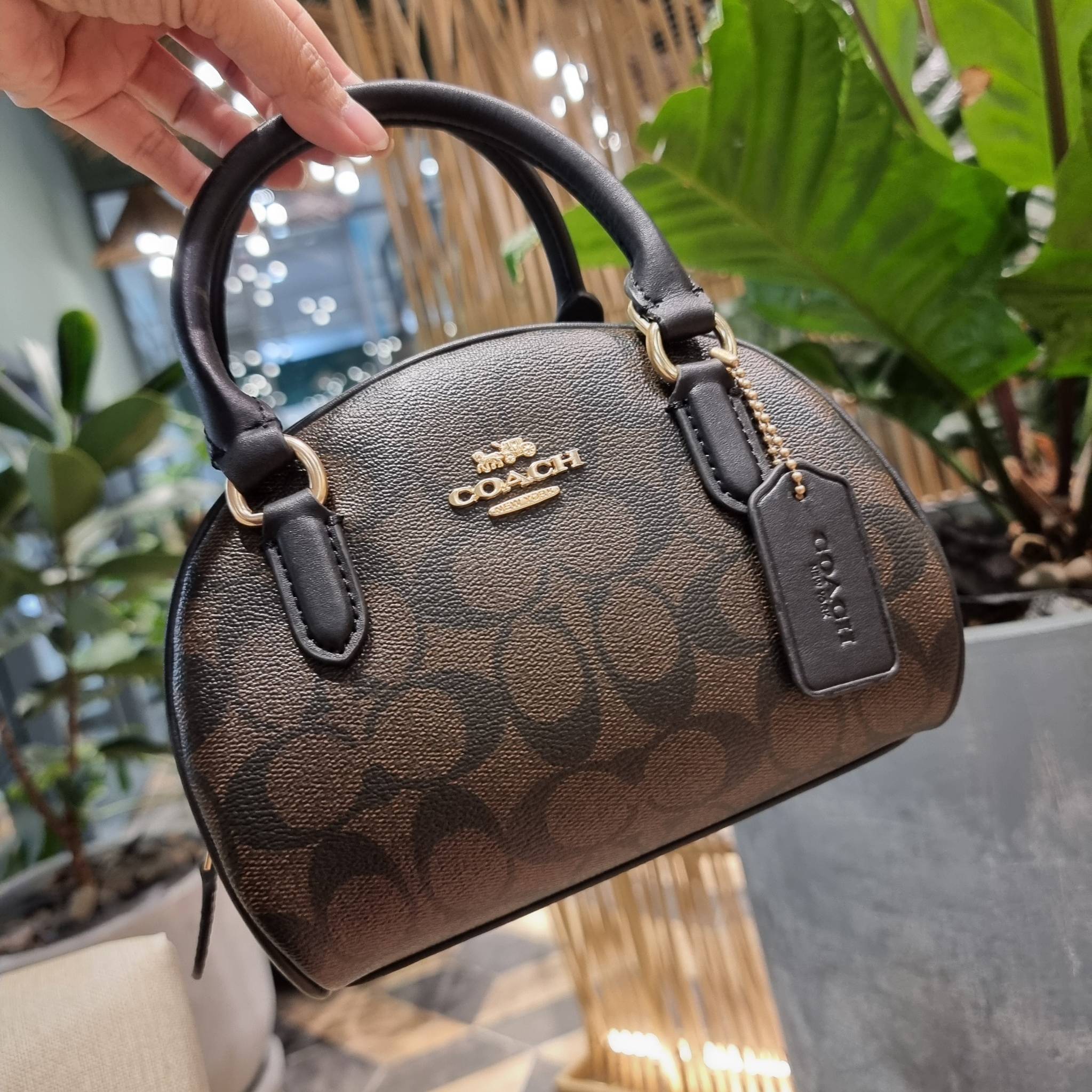 COACH SYDNEY SATCHEL BAG CA202 CA591 CB596 ใหม่ล่าสุด กับคอลที่สาวๆต้องหลงรัก กระเป๋าสะพายทรง satchel ที่มีรูปทรงดึงดูดสายตา สวยแรกเห็น วัสดุหนัง crossgrain พร้อมหูจับในตัว เปิด-ปิดด้วยซิป ภายในโล่งกว้าง ขนาดกำลังดี มีสายครอสให้ ปรับได้ตามชอบ ใบจริงลูกคุณ