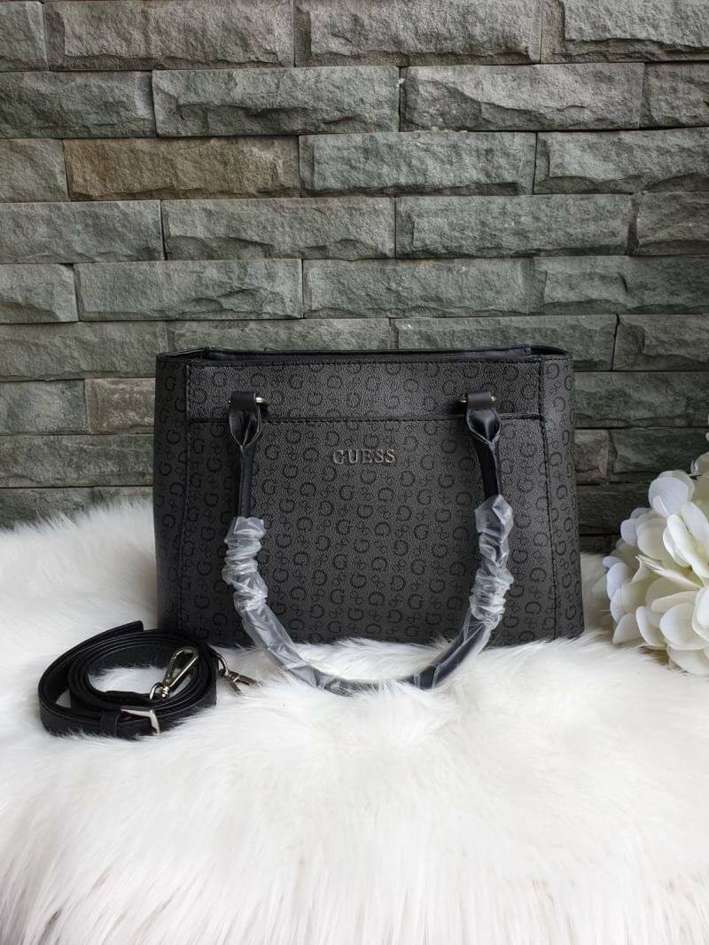 GUESS G LOGO PRINT TOTE BAG กระเป๋าถือหรือสะพายรุ่นใหม่ล่าสุดจาก GUESS FACTORY รุ่นยอดนิยม สวยอย่างมีสไตล์ สีสวยคลาสสิก รุ่นนี้มีการพิมพ์ลายโลโก้ รอบใบ หนัง faux-saffiano หนังคุณภาพดี ตั้งอยู่ทรง น้ำหนักเบา ประดับด้วยโลโก้แบรนด์อะไหล่เงิน สวยโดดเด่นที่กระ