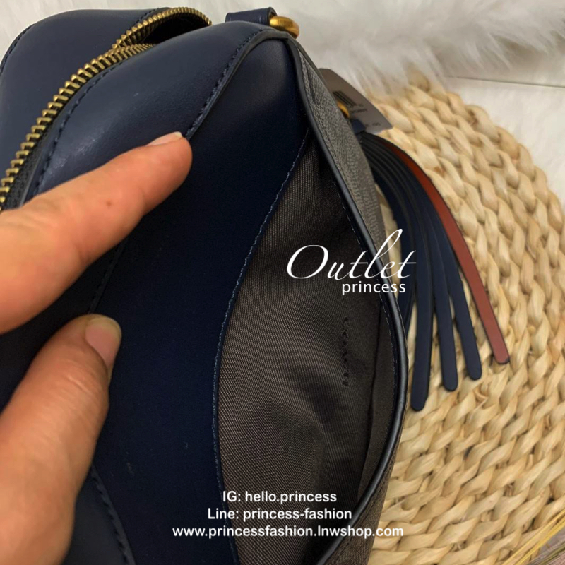 COACH SIGNATURE CROSSBODY BOX BAG ((F31208)) 🔺สินค้าขายดี กระเป๋าสะพายวัสดุหนังแท้ จาก coach factory outlet หนังนิ่ม ทรงสวย ตัวกระเป๋าลายแบรนด์ ตัดขอบหนังเรียบได้สวยงามค่ะ ด้านหน้า-หลัง มีช่องสำหรับใส่ของ เปิดปิดกระเป๋าแบบซิป ที่จับเป็นพวงหนังอะไห