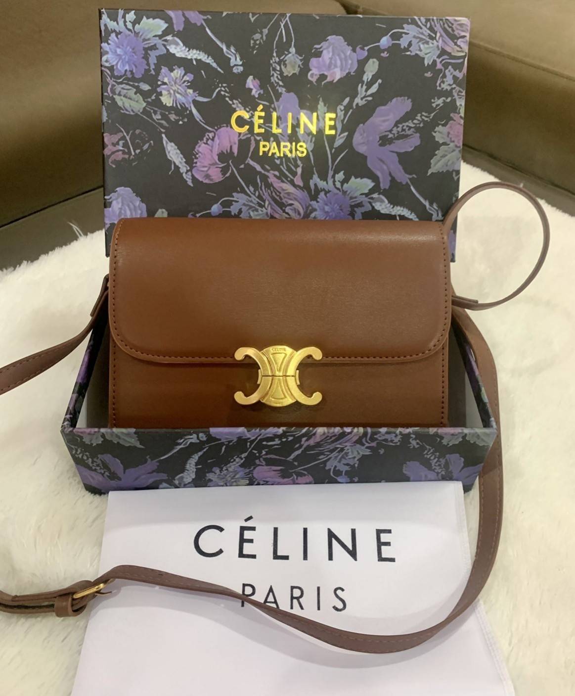 VIP 】CELINE Medium Triomphe Bag In Shiny Calfskin Medium Triomphe Bag In Shiny Calfskin GIFT WITH PURCHASE (GWP) พรีเมี่ยมกิ๊ฟ Limited Edition จาก CELINE PERFUME DUTY FREE COUNTER วัสดุหนังแท้ (Calfskin) ซับในเป็นหนังแกะ (Lambskin) รูปทรงสี่เหลี่ยมผืนผ้า 