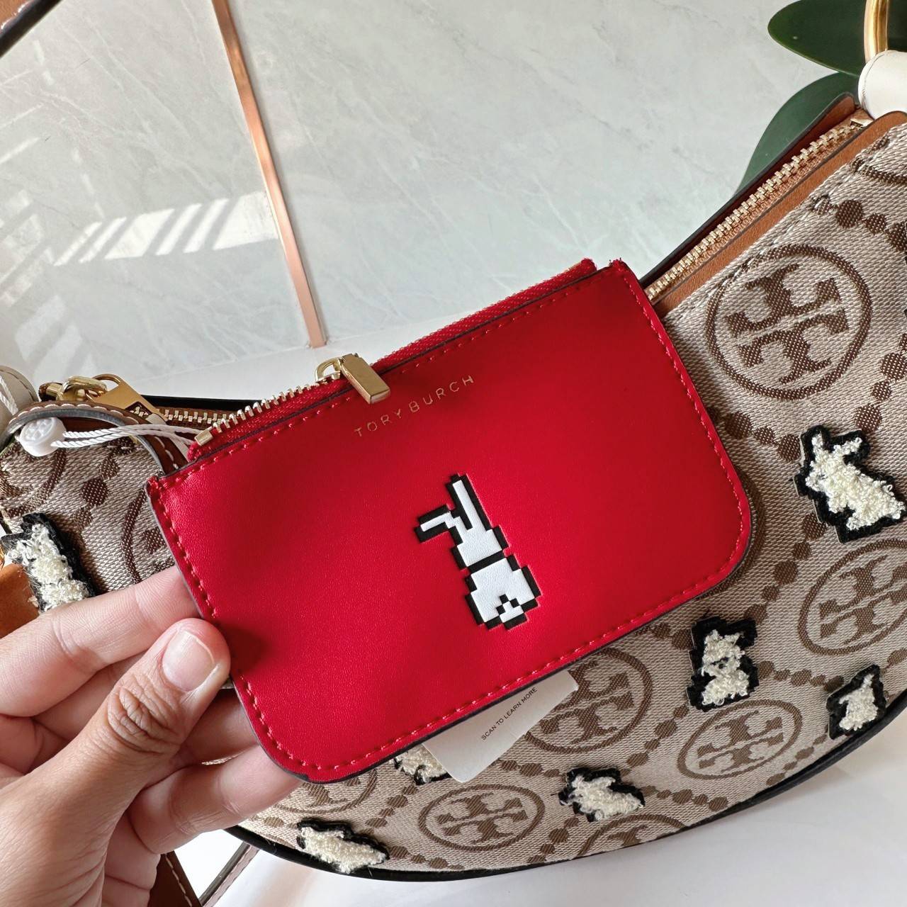 TORY BURCH Mini T Monogram Embroidered Rabbit Crescent Bag 🐇 คอลเลคชั่นกระต่ายสุดร้อนแรงแห่งปี 🥕🥕 คอลเลคชั่นทีบ่งบอกสไตล์ที่ทันสมัยทรงครึ่งวงปักลายกระต่ายบนกระเป๋าสุดน่ารัก โด่ดเด่น