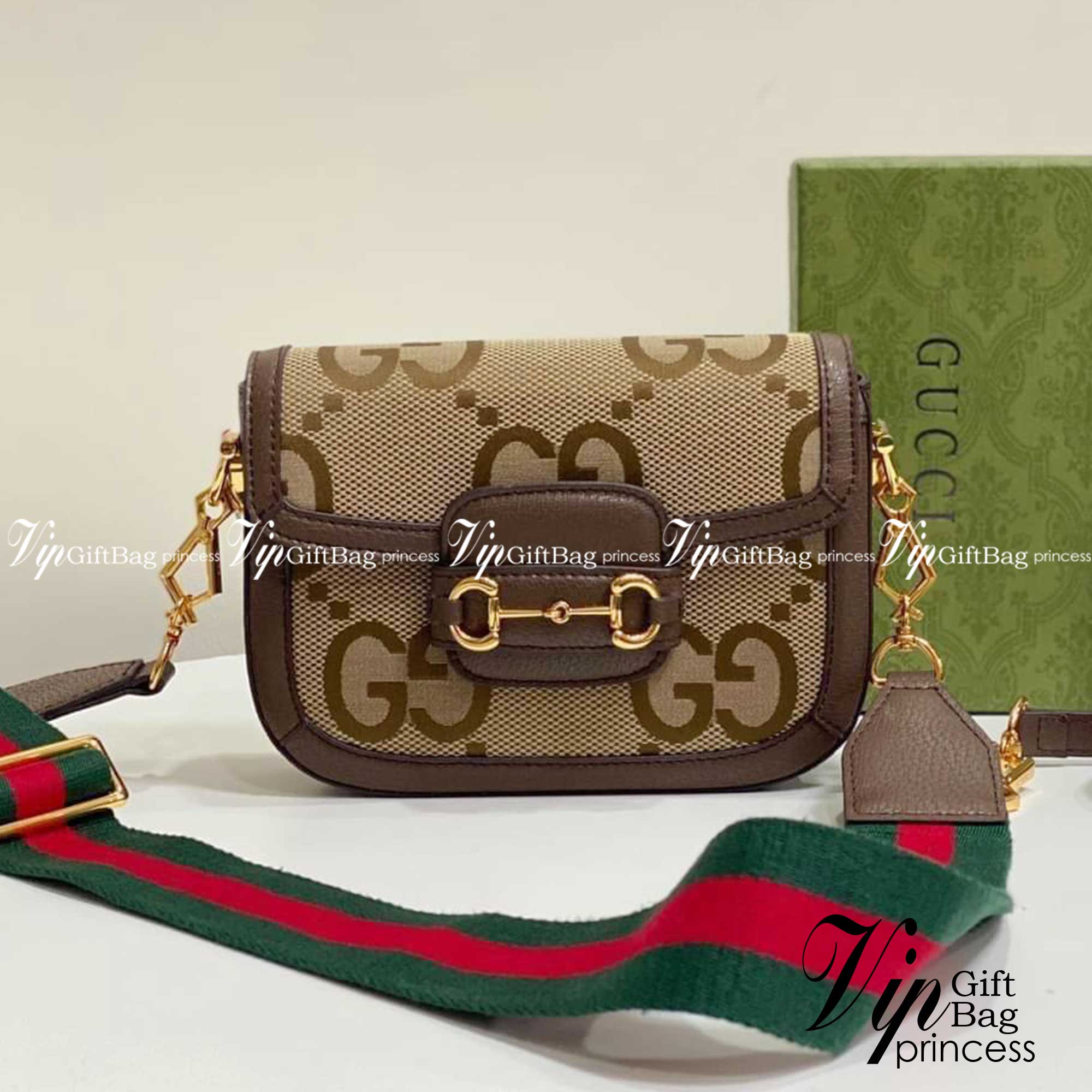 GUCCI Horsebit 1955 jumbo GG mini bag กระเป๋าสะพายสุดหรู ผ้าแคนวาส GG จัมโบ้ สีคาเมลและสีน้ำตาลอีโบนี ตราสัญลักษณ์ของแบรนด์อันเป็นที่จดจำได้ในทันที สัญลักษณ์ช่วยเสริมการออกแบบในรูปแบบใหม่ที่คาดไม่ถึง เบื้องหลังสัญลักษณ์ทุกอันคือประเพณีและคุณค่าของแบรนด์ ส