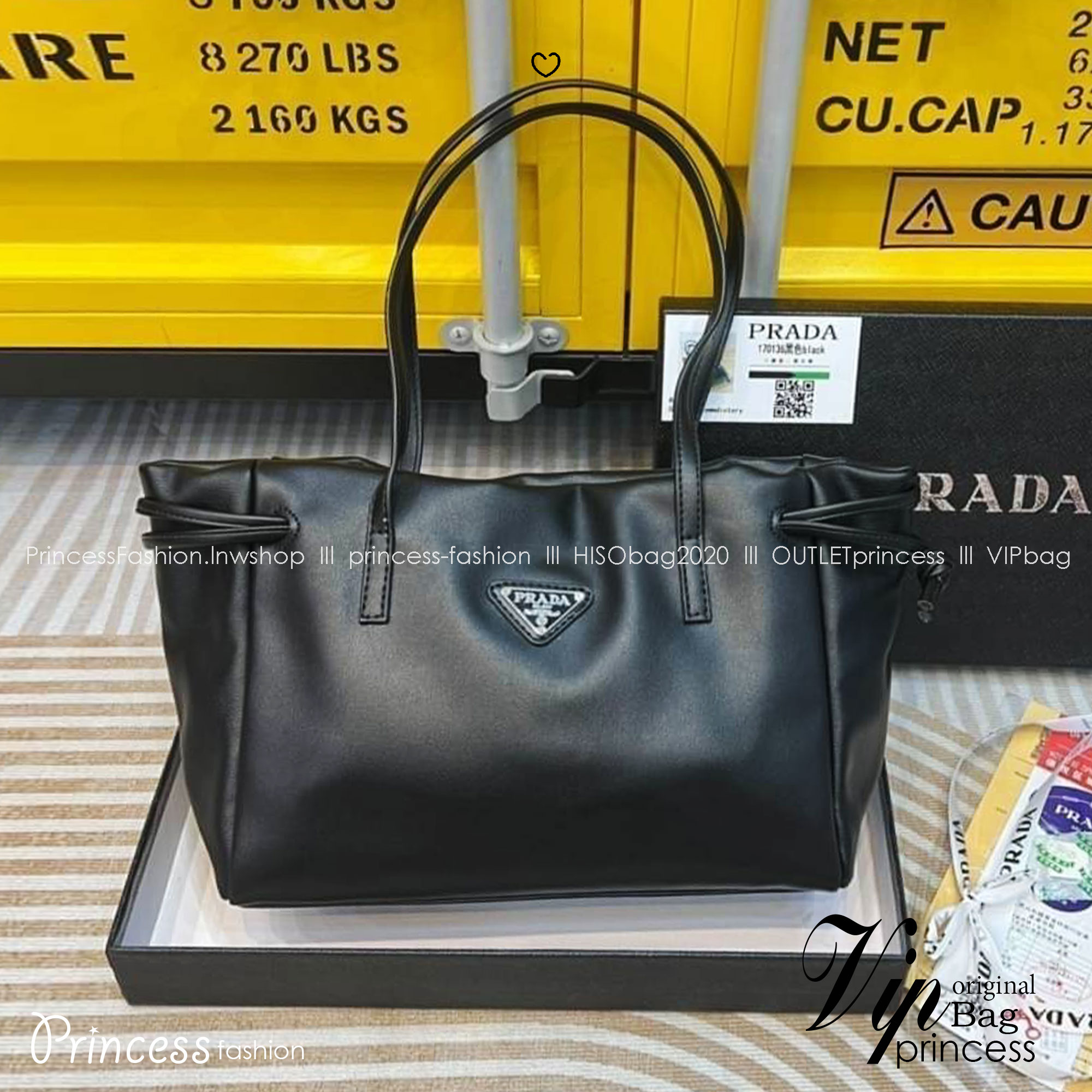 PRADA medium leather handbag กระเป๋าสะพายไหล่ดีไซน์สวยใช้งานง่าย สะเทือนวงการแฟชั่นแบบสุด! สาวๆหนุ่มๆติดแกลมต้องไม่พลาด สวยดูแพง