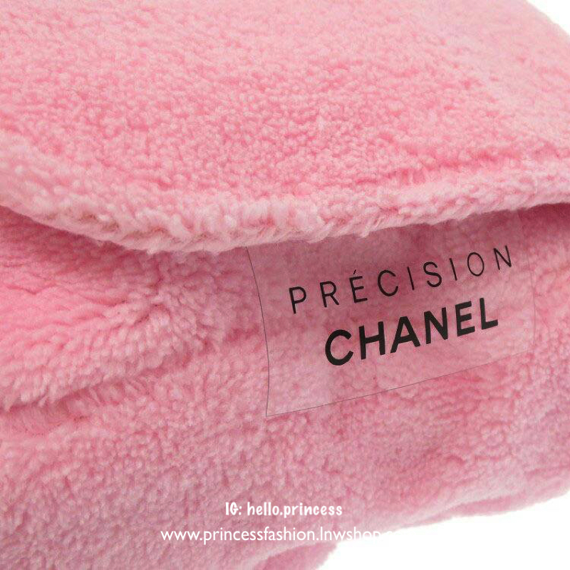 MUST HAVE ITEM 2019 !! รุ่นยอดฮิตของ *วัยรุ่นสายสตรีท ทั่วโลก จากงาน CHANEL VIP GIFTของแท้ 100% เป็นกระเป๋า ใบสวยรุ่นหายาก ขนาดกำลังดี ใช้ได้ทั้งหญิงชายเลยค่ะ ขนเฟอร์นิ่มมากกก เก็บของอย่างดี น้ำหนักเบา ด้านในมีช่องใส่ของจุกจิก MIX ได้หลากหลายแนว กับราคาสบ