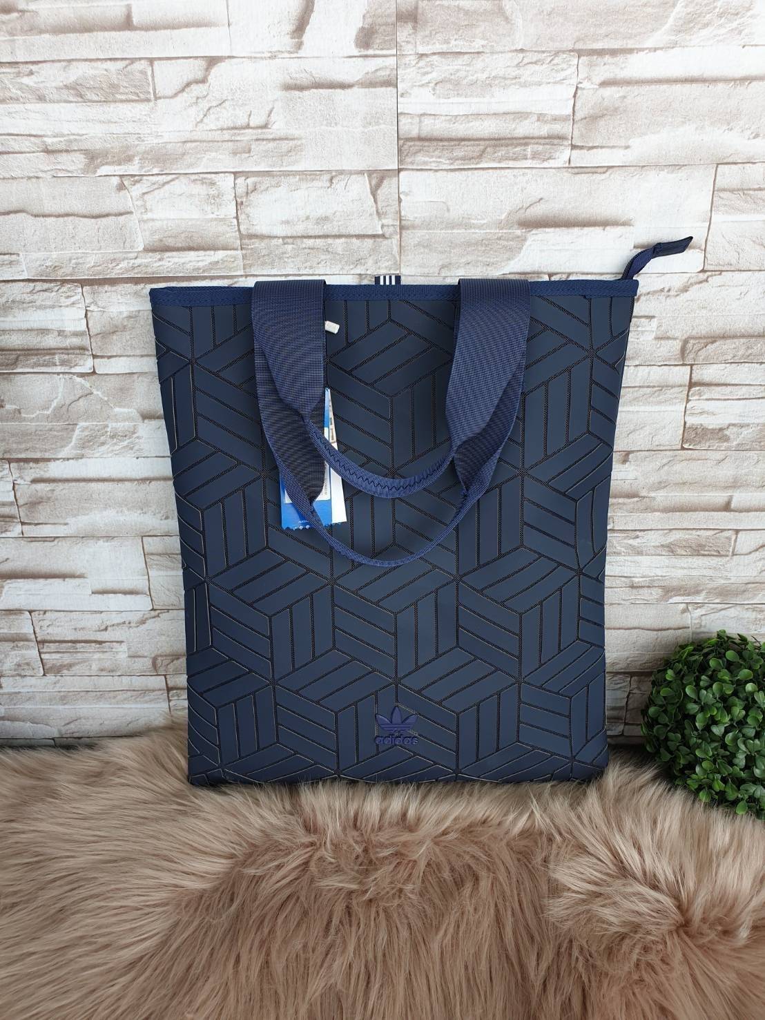 Adidas Original Shopper 3D Tote Bag Trefoil Handbag . Classic Sports กระเป๋าถือหรือสะพาย ลาย graphic ทรง sport วัสดุ polyurethaneเนื้อ matte หนังนิ่ม น้ำหนักเบา เปิดปิดด้วยซิป ภายในกว้างโล่ง ใส่ A4, iPad และของใช้ได้เยอะ Unisex ใช้ได้ทั้ง ช ญ ค่ะ