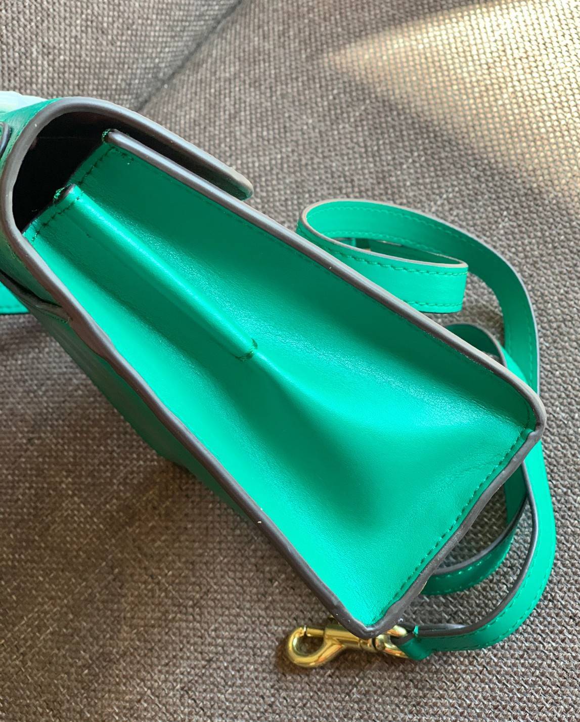 COACH TABBY TOP HANDLE 20 พร้อมส่งที่ไทยค่ะ! กระเป๋าหิ้ว//สะพายข้างได้ หนังแท้อย่างดี กหนึ่งใบทำหนังสองลายได้อย่างสวยงาม พร้อมโลโก้รุ่นใหม่ล่าสุดดูดีมากๆค่ะ เปิดปิดกระเป๋าแบบกดล็อค ภายในมีช่องหลักสองช่อง ใส่มือถือได้ทุกรุ่น;กระเป๋าเงินใบกลางได้;ของจำเป็นจ