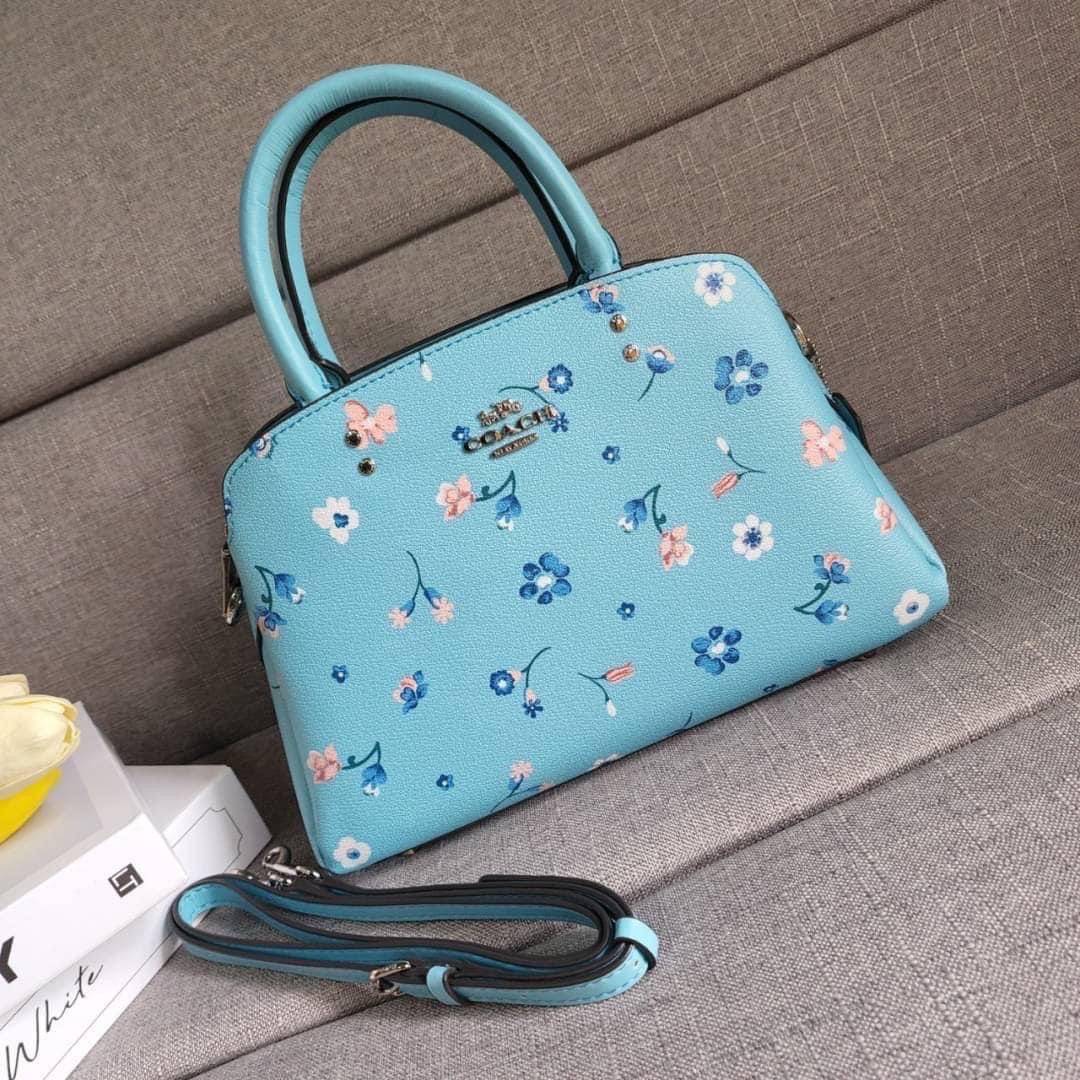 COACH C8216 MINI LILLIE CARRYALL WITH MYSTICAL FLORAL PRINT สีใหม่ล่าสุด กับรุ่นที่สุดของความขายดี คอลยอดฮิตในลวดลายสุดชิค กระเป๋าสะพายทรงสวย ที่ดีไซน์ออกมาให้ใช้งานง่าย สะดวก สวย หรู ดูดี!! วัสดุหนังแคนวาสเคลือบลาย มาพร้อมสายสะพายข้างและหูจับในตัว ถอดออก