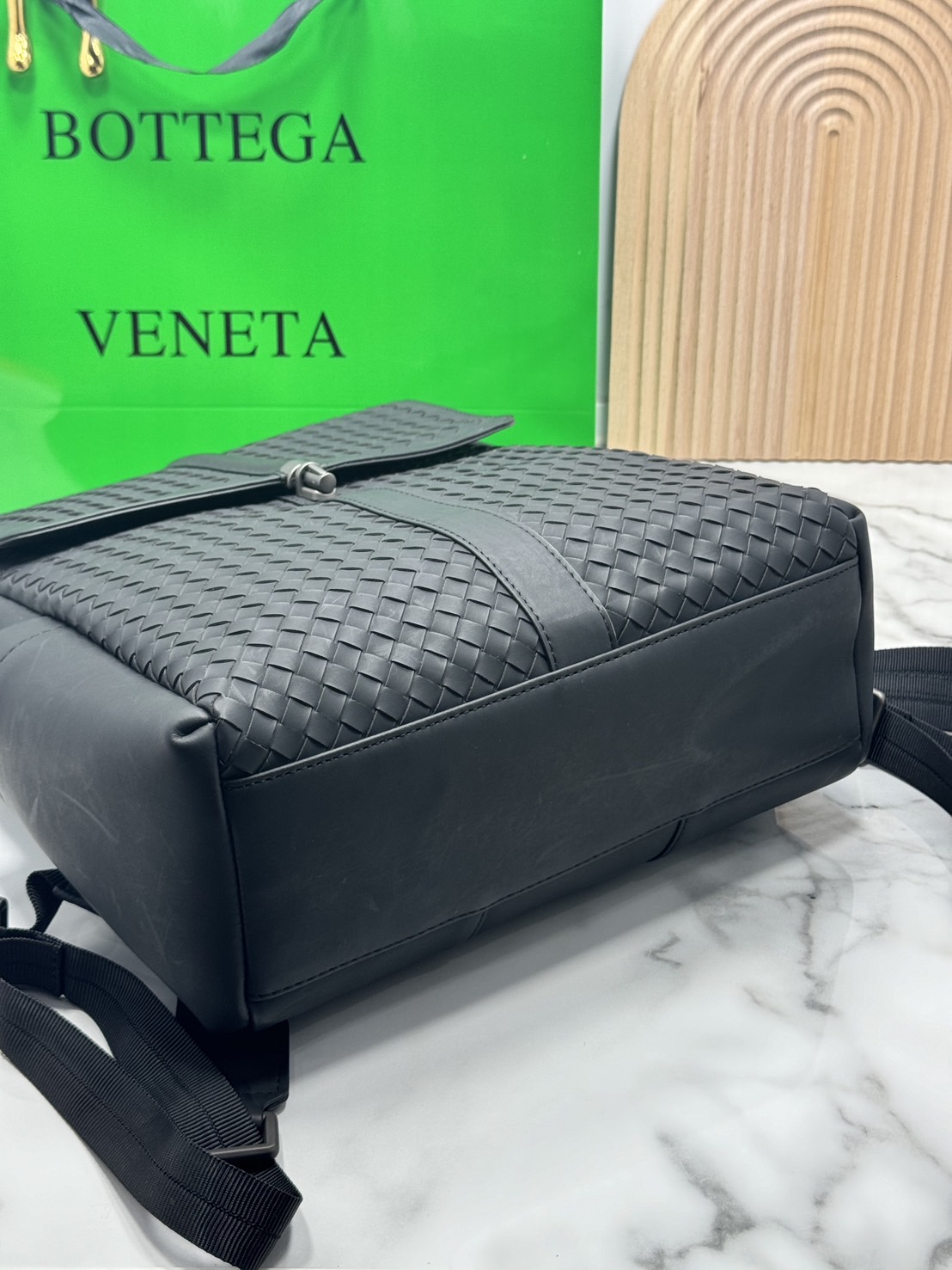 ORI หนังแท้ | Bottega Shadow Signature Flap Backpack / Bottega Backpack กระเป๋าเป้ กระเป๋าสะพายหลัง โดดเด่นด้วยงานสานตารางสวยคลาสสิคเรียบหรูเป็นเอกลักษณ์