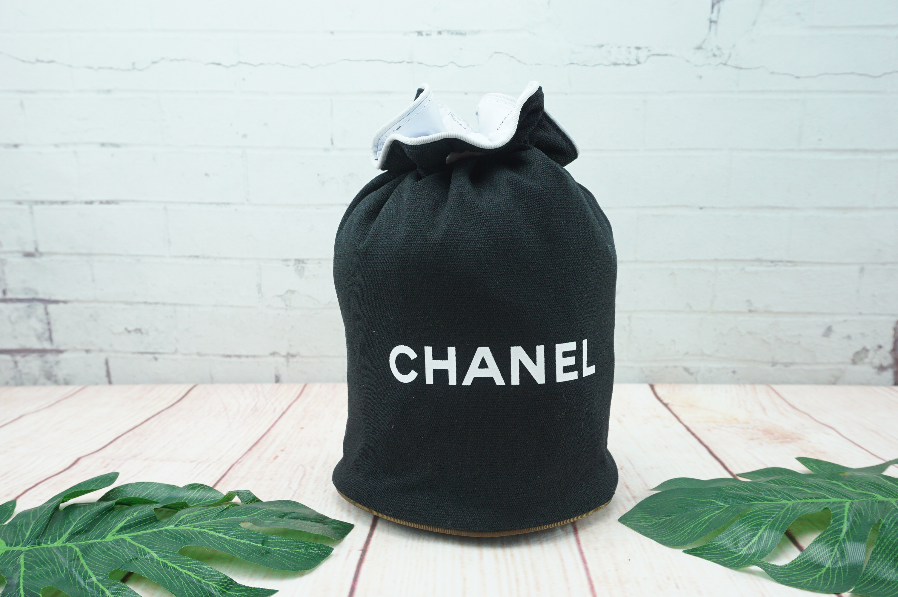 Must Have! CHANEL VIP BEAUTE AUTHENTIC CANVAS DUFFLE BAG VIP Gift With Purchase รุ่น Limited Edition จาก Chanel Beaute ของแท้นำเข้าจากเคาเตอร์ต่างประเทศ วัสดุ Canvas เนื้อหนาภายในบุด้วย 100% Polyester สกรีนโลโก้แบรนด์ เปิดปิดแบบ Drawstring ใส่ ipad mini เ