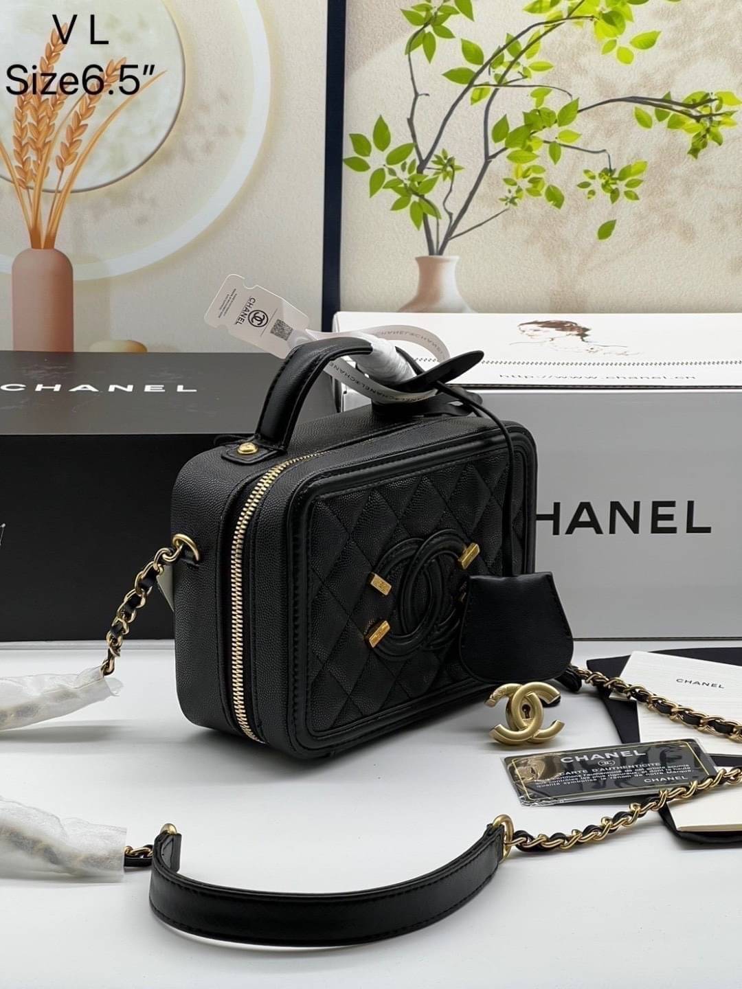 Chanel CC Filigree Vanity Case งานตามหาเข้าแล้วน้า พร้อมส่งมีจำนวนจำกัดนะคะ กระเป๋าสะพายทรงกล่องรุ่นยอดนิยม นอกจากความคลาสสิคของรูปทรง ตัวอะไหล่ก็ยังปรับเพิ่มดีเทลความหรูดูแพง