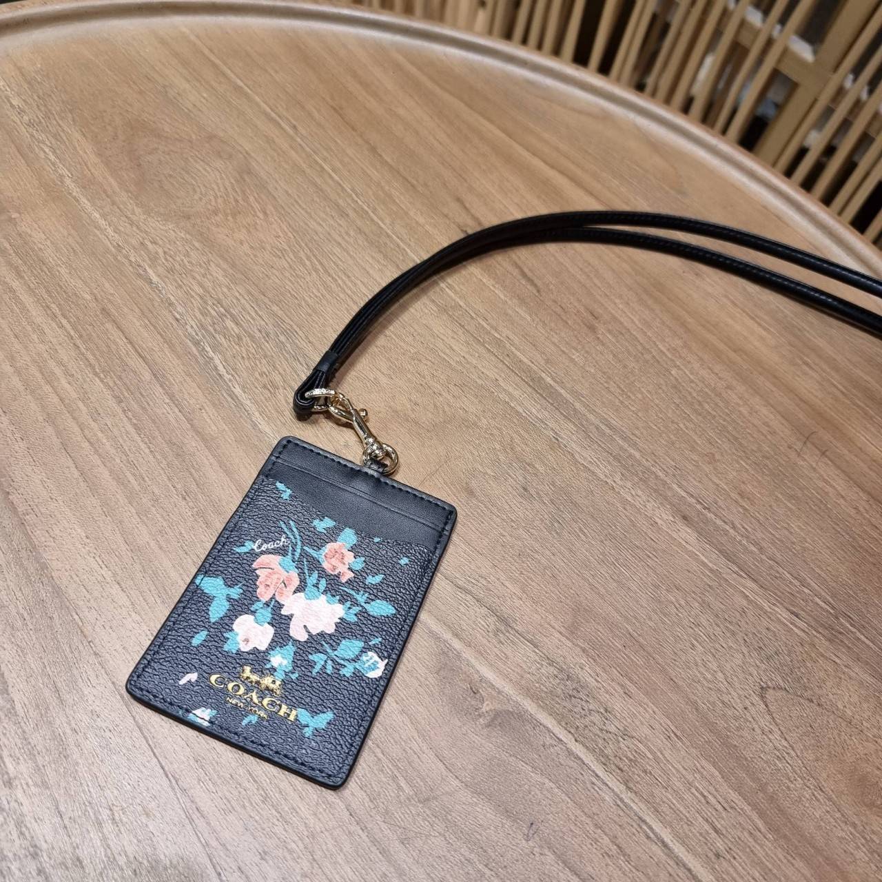 COACH C3305 ID LANYARD IN COLORBLOCK SIGNATURE CANVAS ง่ายๆแบบไม่ธรรมดา!! คลาสสิคแต่มีดีเทลโดดเด่น!! กระเป๋าถนอมบัตร พร้อมสายคล้องคอ ดีไซน์ลวดลายสวย ดูดีทุกแบบ ใช้งานง่าย พกพาสะดวก จะใส่บัตรพนักงาน บัตรเครดิต บัตรปชช. ใบขับขี่ และบัตรอื่นๆที่อยากจะใส่!! ต