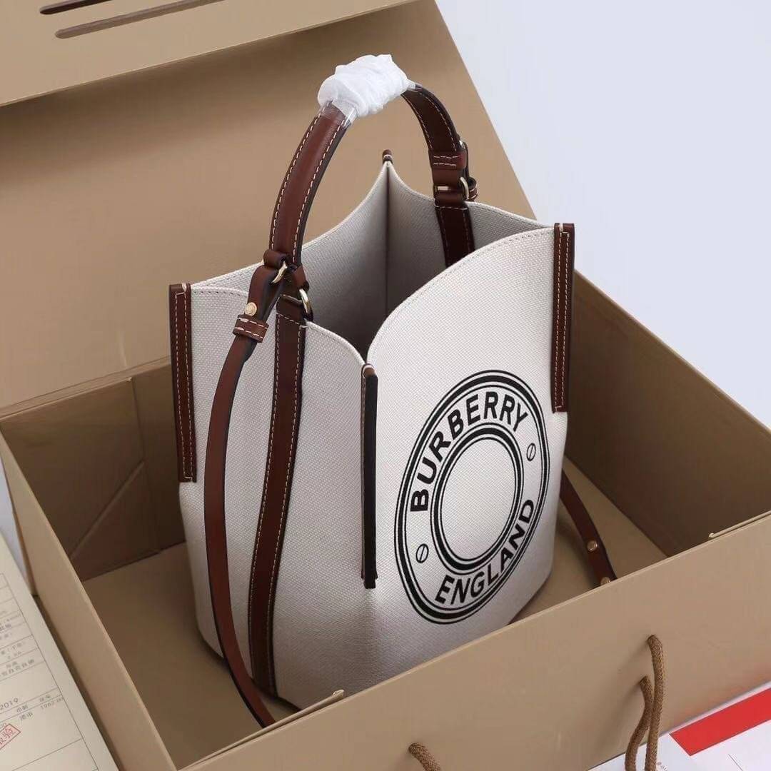 หนังแท้ BURBERRY FRAGRANCES CROSSBODY BUCKET BAG วัสดุ Canvas & Leather สวยหรูอยู่ทรงมาพร้อมกระเป๋าคลัชใบเล็กสีน้ำตาลเข้าชุด ภายในโล่งกว้างและจุ สามารถใส่กล้อง มือถือ ของใช้ได้เยอะ มือจับหนังแข็งแรงหิ้วถนัดมือพร้อมสายสะพายหนังยาวปรับระดับได้ อะไหล่แบรนด์ส