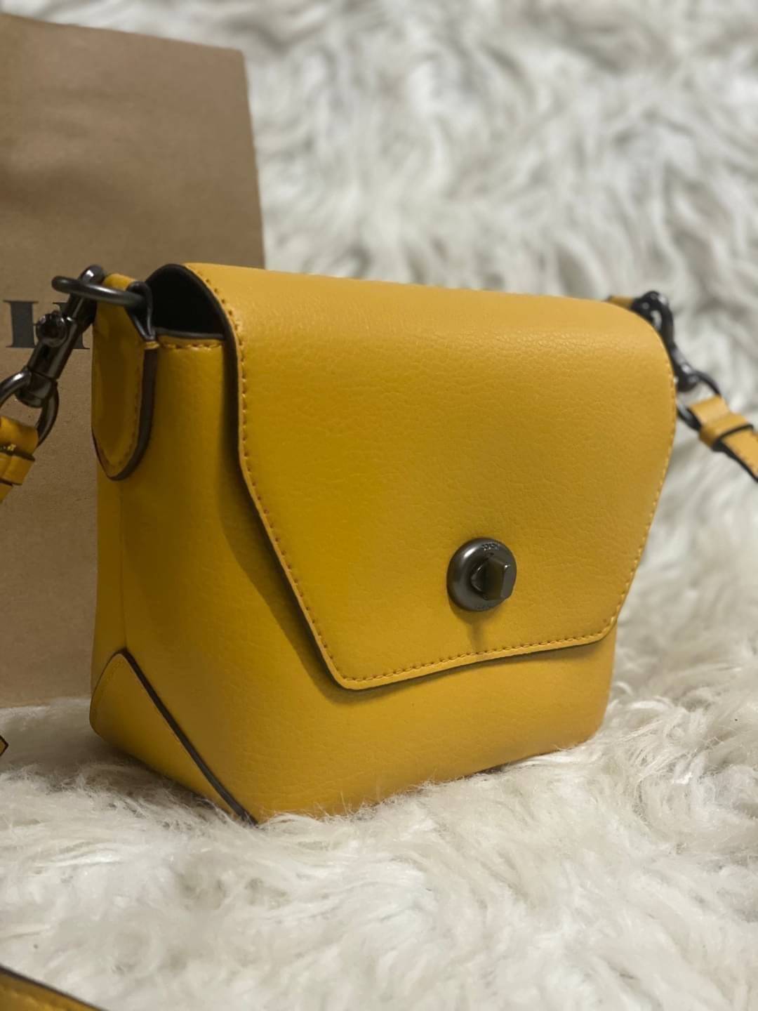 คอลเลคชั่นใหม่ ทั้งสวยทั้งคุณภาพค่ะ😘 COACH KARLEE CROSSBODY BAG 💐พร้อมส่ง ได้ไปไม่ผิดหวังแน่นอนค่ะ! สวยๆแบบคนดังระดับโลกกันค่าา กระเป๋าสะพายแบบครอสบอดี้ร์ หนังแท้นิ่มสวยงามมากๆค่ะ รูปทรงน่ารักกระทัดรัด เปิดปิดกระเป๋าแบบหมุนล็อค ภายในสามารถ