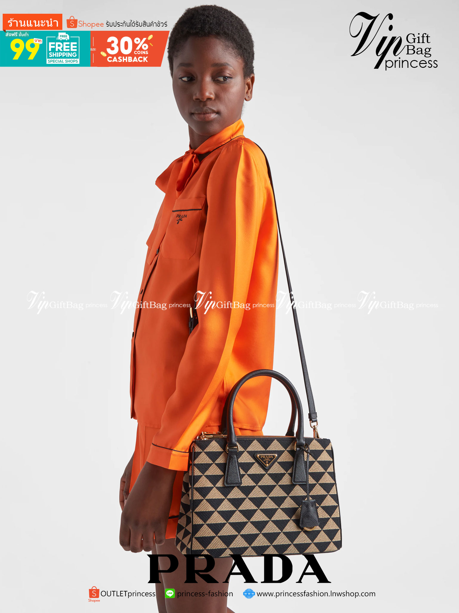 PRADA GALLERIA JACQUARD FABRIC BAG กระเป๋าถือ/สะพายดีไซน์ใหม่ ผ้า jacquard ถักทอเป็นลวดลายสวยคม โดดเด่นไม่ซ้ำใคร ด้านข้างมีกระดุม ติดเก็บทรงได้ ตัวกระเป๋าถูกแบ่งเป็นสัดส่วน เป็นช่องซิป 2 ด้าน และช่องกลางเก็บของอีกหนึ่ง มาพร้อมหูจับในตัว และสายครอสให้ เป็น