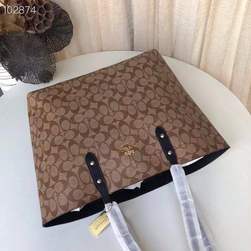 รุ่นยอดนิยม COACH TOWNTOTE IN SIGNATURE CANVAS F76636 กลับใช้ได้ทั้งสองด้าน ใบขนาดใหญ่จุใจ ใส่ของได้เยอะมากกก เป็นรุ่นที่สวยตลอดกาล ควรมีติดตู้ไว้เลยค่าา