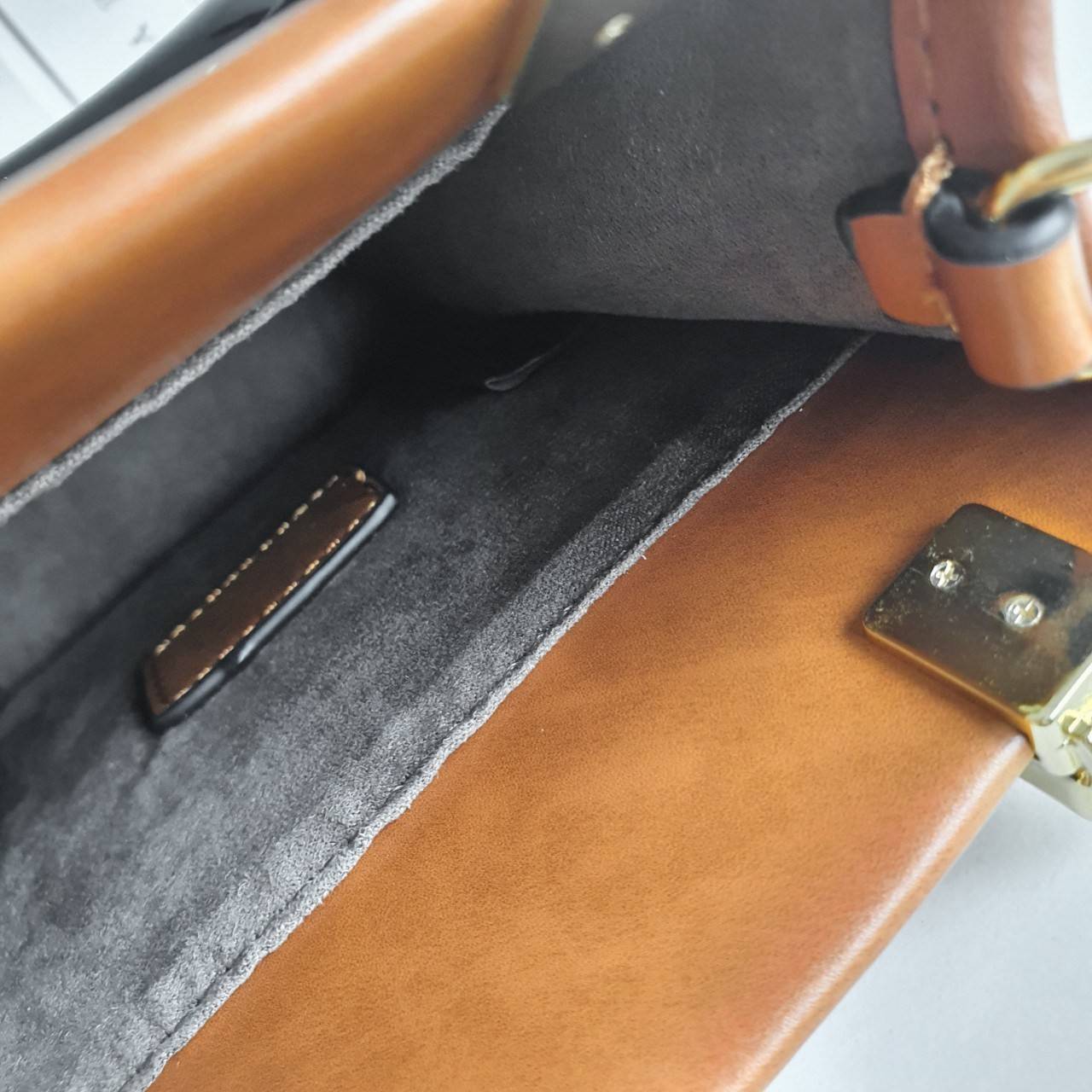 สวยหรูมาก กับ FENDI MINI SUNSHINE SHOPPER วัสดุหนังแท้ทั้งใบ ปั้มชื่อแบรนด์ด้านหน้า ที่จับเซรามิคสีสวยมีสลักแบรนด์ *ทรงมินิน่ารัก ด้านในเป็นช่องโล่งกว้าง สามารถใส่ กระเป๋าสตางค์สั้น มือถือได้ทุกรุ่น มาพร้อมสายสะพาย ถอดปรับได้ อะไหล่ปั้มแบรนด์สีทอง ปั้มโลโ