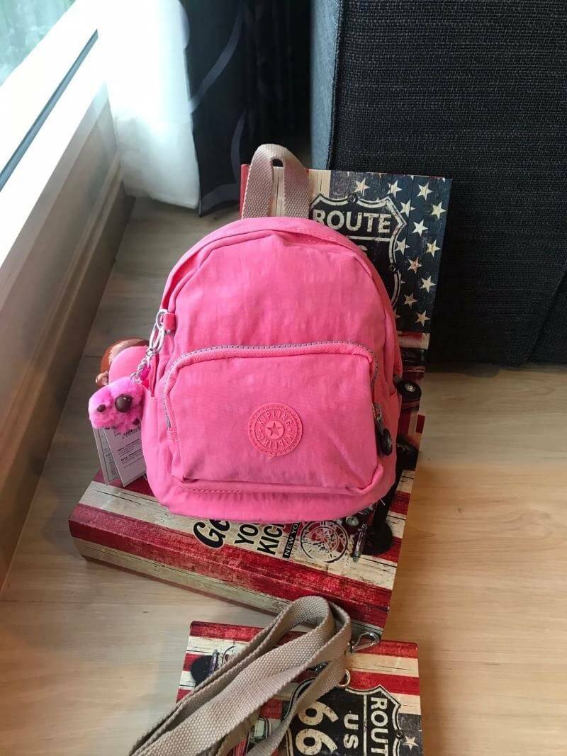 Kipling MINI BACKPACK Small backpack กระเป๋าเป้มินิ ส วัสดุไนล่อน กันน้ำได้ รูปทรงสวย ขนาดกะทัดรัด น้ำหนักเบา สีสันสดใส มาพร้อมสายถอดออกได้ สามารถ เลื่อนปรับสายสะพายได้ 2 แบบสะพายไหล่ , แบบเป้สะพายหลัง ด้านหน้ามีช่องซิป 1 ช่อง ช่องหลักด้านกว้างมีช่องซิป แ