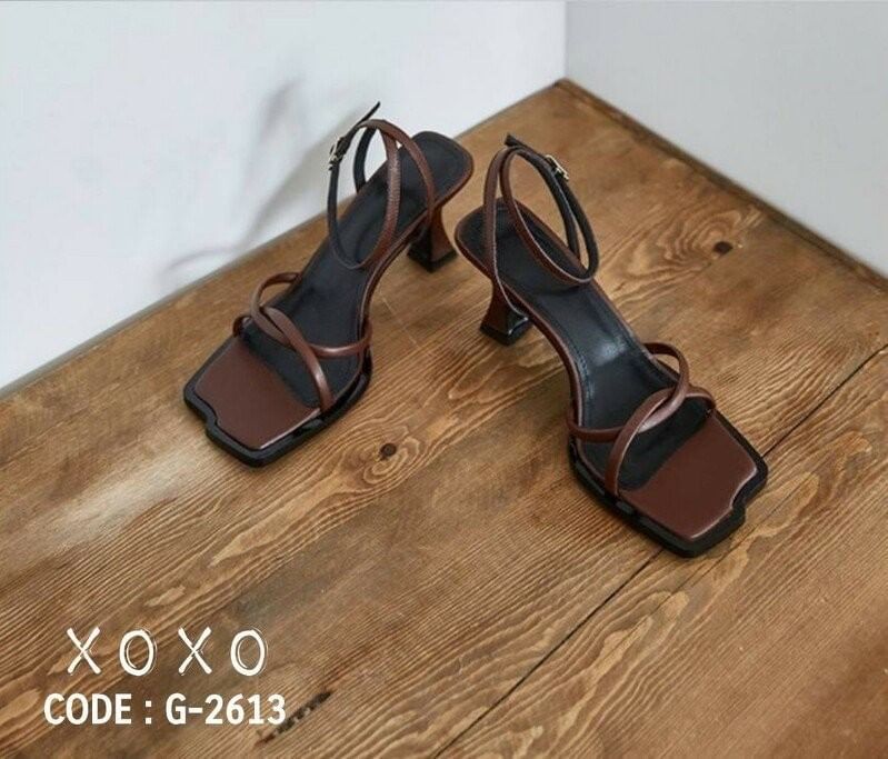 งานคัชชู ทรงเปิด พื้นเก๋ ขยักโค้งด้านหน้า วัสดุหนัง PU น้ำหนักเบา ไค้วด้านหน้าสลับ มีสายยาว พันทบข้อเท้า แมทส์ชุดง่าย ใส่กับชุดได้หลากหลาย