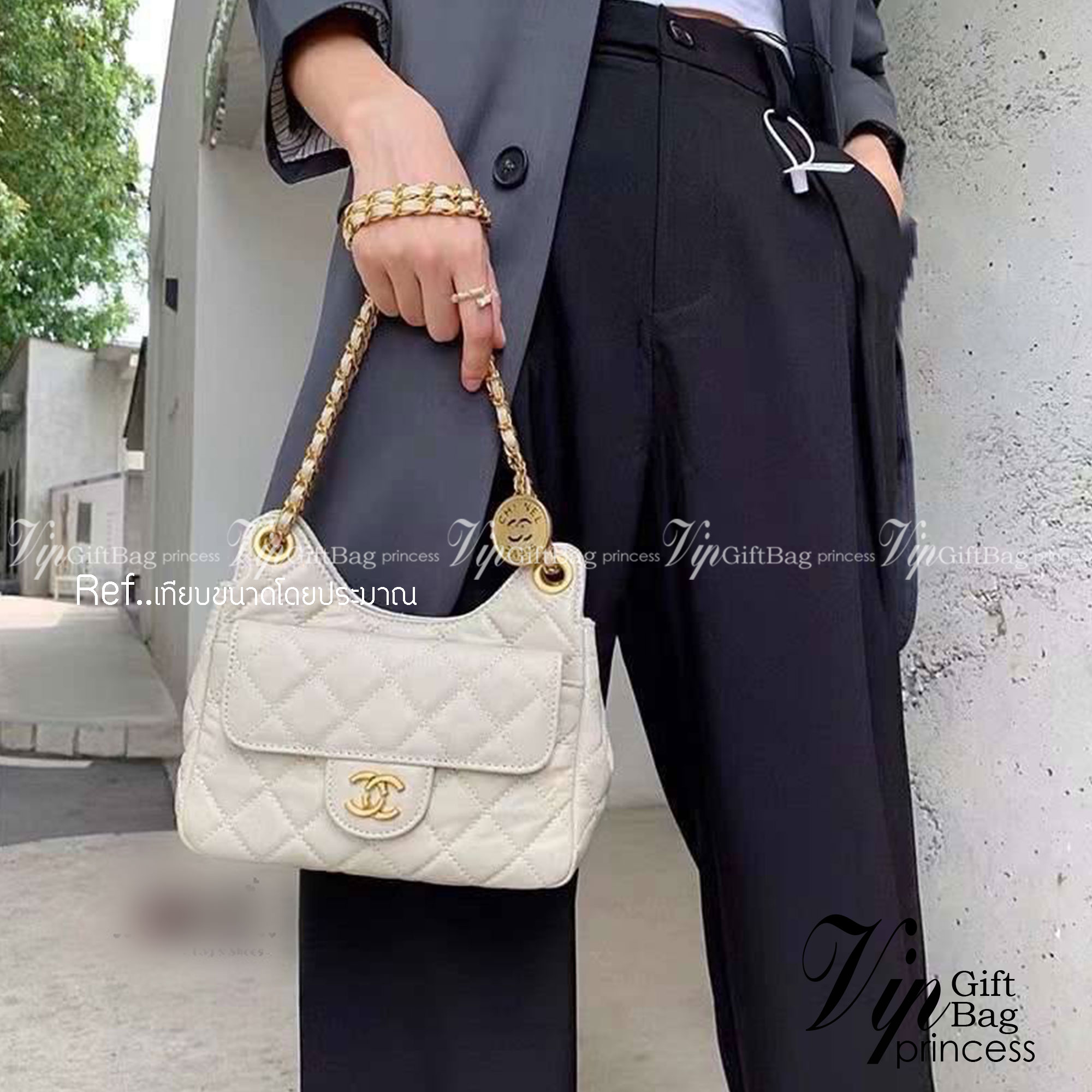 CHANEL SMALL HOBO BAG ใหม่ล่าสุดก่อนใคร กับคอลใหม่ลุคลูกคุณยอดฮิต Shiny Crumpled Calfskin & Gold-Tone Metal ตอบโจทย์ได้ทุกลุค ทุกไลฟ์สไตล์ ใช้งานได้ง่ายคล่องตัว กับกระเป๋าสะพายข้าง ปรับเปลี่ยนการใช้งานได้หลากหลาย ภายในเป็นช่องโล่ง สะพายไปเที่ยว ทำงาน ออกเ