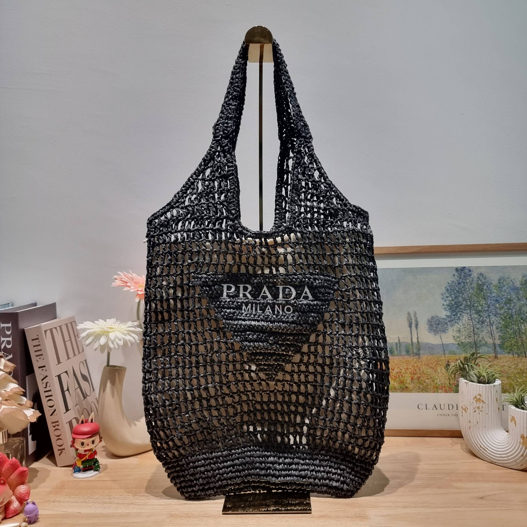 PRADA RAFFIA TOTE BAG สวยไม่ซ้ำใคร สไตล์บีช เหมาะมากกับการสะพายไปเที่ยวทะเล หรือจะใช้ในวันสบายๆก็ตอบโจทย์ กับกระเป๋าสะพายสานใบใหญ่ ตัวกระเป๋าเป็นวัสดุสังเคราห์จากธรรมชาติ