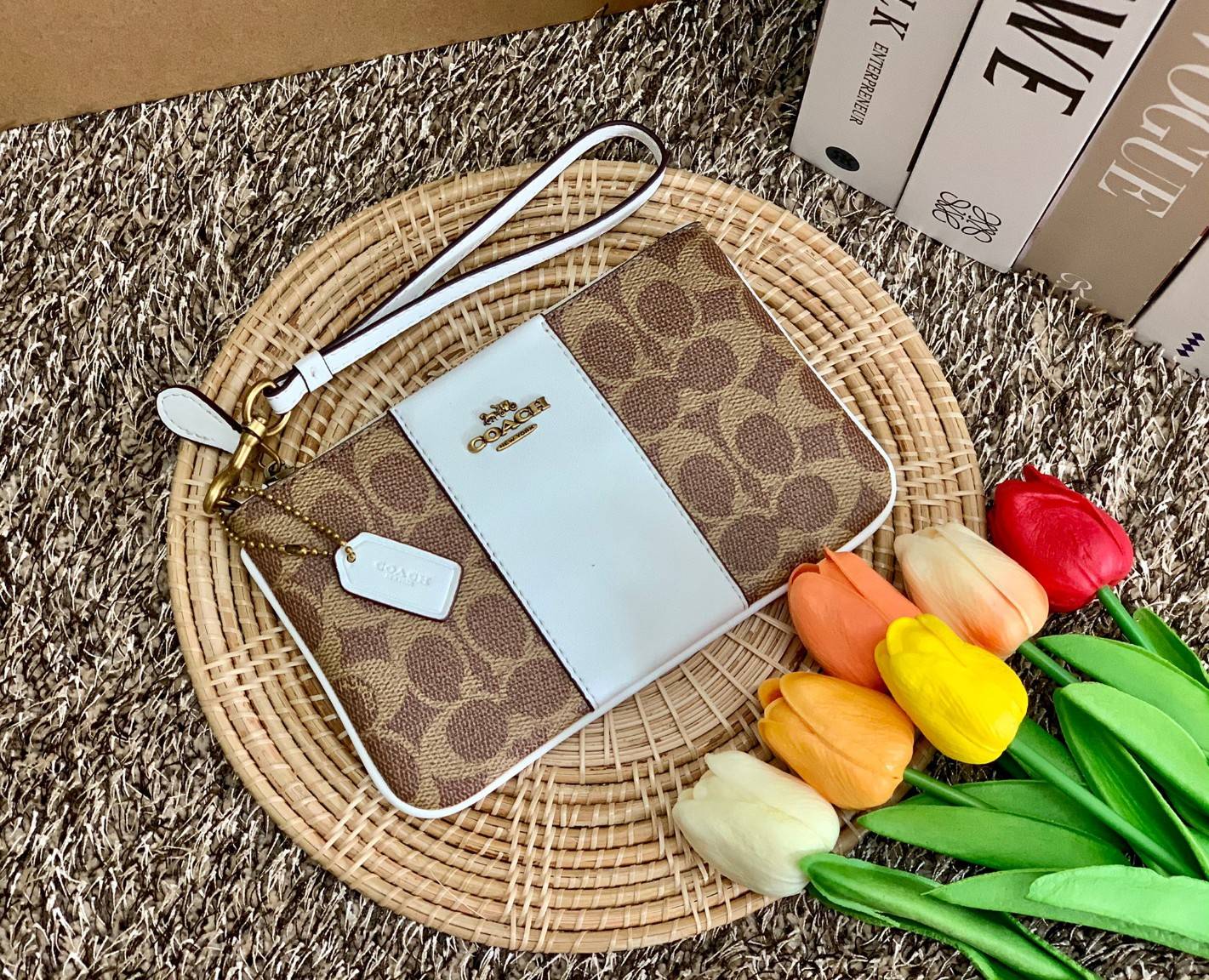 COACH SMALL WRISTLET IN COLORBLOCK SIGNATURE ((32445)) ✔️กระเป๋าคล้องมือ วัสดหนัง pvc อย่างดี ลายซิกเนเจอร์ ตัดขอบสีตรงกลางสวยงามมากๆค่ะ แบบซิปเดียว ((ภายในใส่มือถือได้บางรุ่นค่ะ)) มีช่องเสียบบัตรให้2ช่องด้วยนะคะ