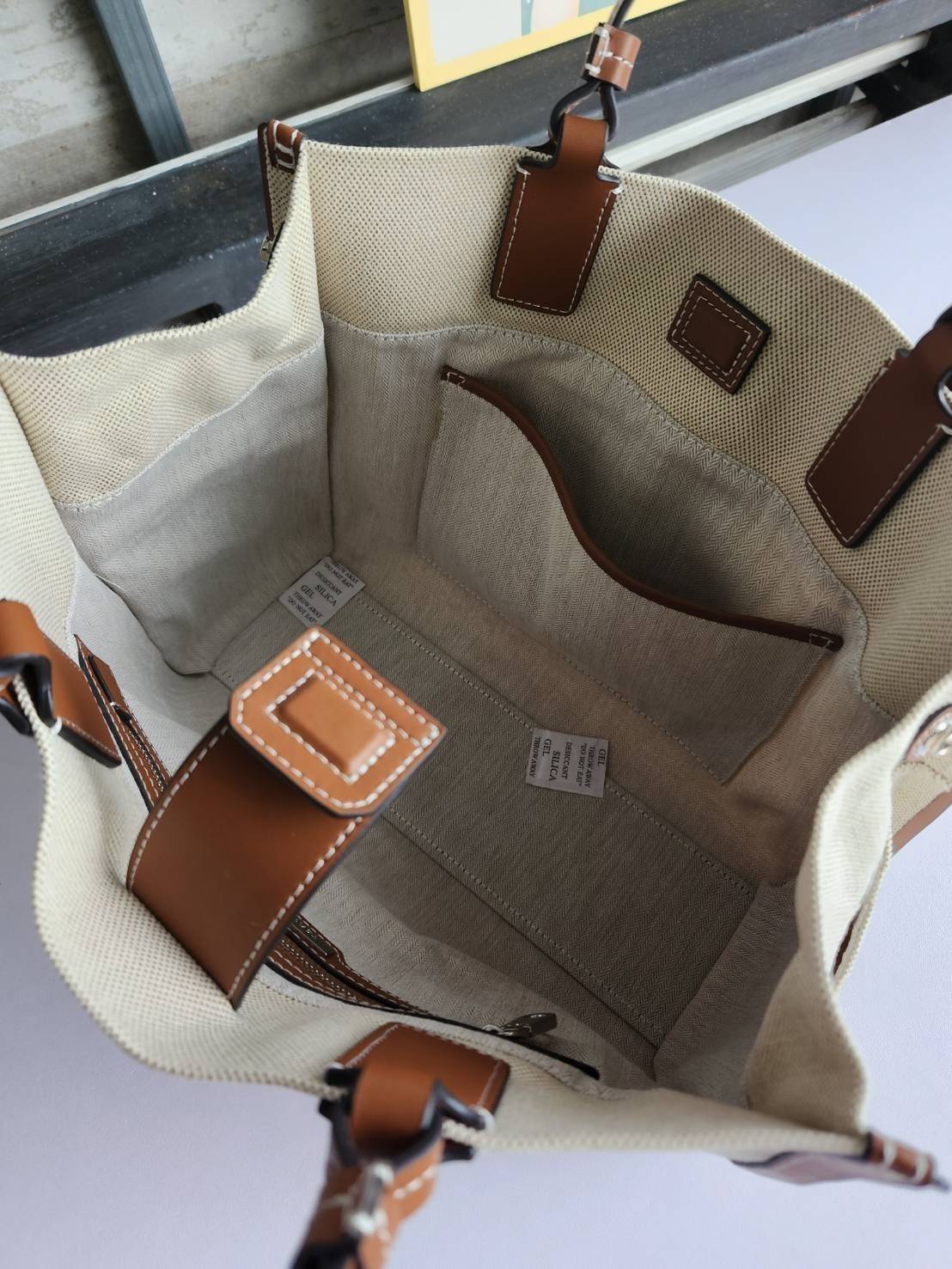 TORY BURCH ELLA CANVAS TOTE BAG กระเป๋าโท้ตน้ำหนักเบาของเราพร้อมป้ายโลโก้ Ella ทำจากผ้าใบที่ทนทานพร้อมรายละเอียดหนังและกระเป๋าด้านใน อเนกประสงค์ ทรงคลาสสิก และสร้างขึ้นอย่างสวยงามด้วยฝีมือช่างฝีมือ สายรัดแคบช่วยให้วางราบกับไหล่ได้อย่างสบาย เหมาะสำหรับทุกว