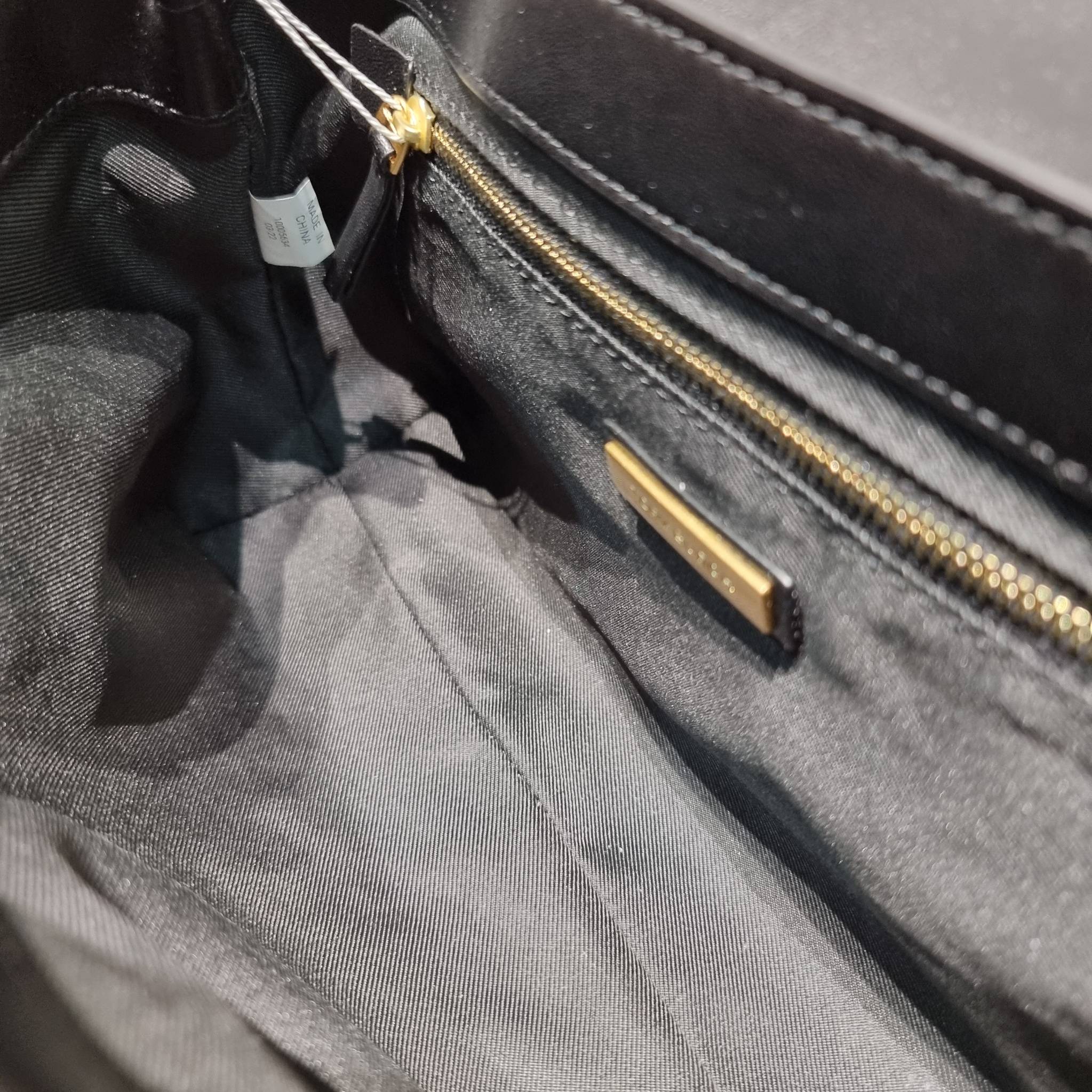 TORY BURCH FLEMING SOFT CONVERTIBLE SHOULDER BAG รุ่นหายาก กับดีไซน์ใหม่ล่าสุด มาพร้อมเสิร์ฟความสวยถึงบ้านไปเลย กับกระเป๋าสะพายไหล่ขนาดกำลังสวย หนังแท้นิ่มเต็มใบ สัมผัสสบายมือ