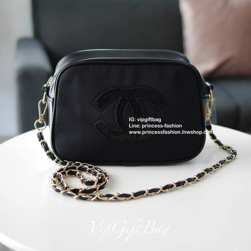 Chanel Nylon Crossbody Bag กระเป๋าสะพายทรงสวย งานพรีเมี่ยมกิ้ฟ Limited Edition ของแท้ 100% นำเข้าจาก Chanel Perfume Counter ใบกะทัดรัด วัสดุหนัง PU ประดับโลโก้ CC สุดคลาสสิค ซับใน Polyester 100% เปิดปิดด้วยซิปอะไหล่ทอง ใส่กระเป๋าสตางค์ยาว ของใช้ได้กำลังพอ