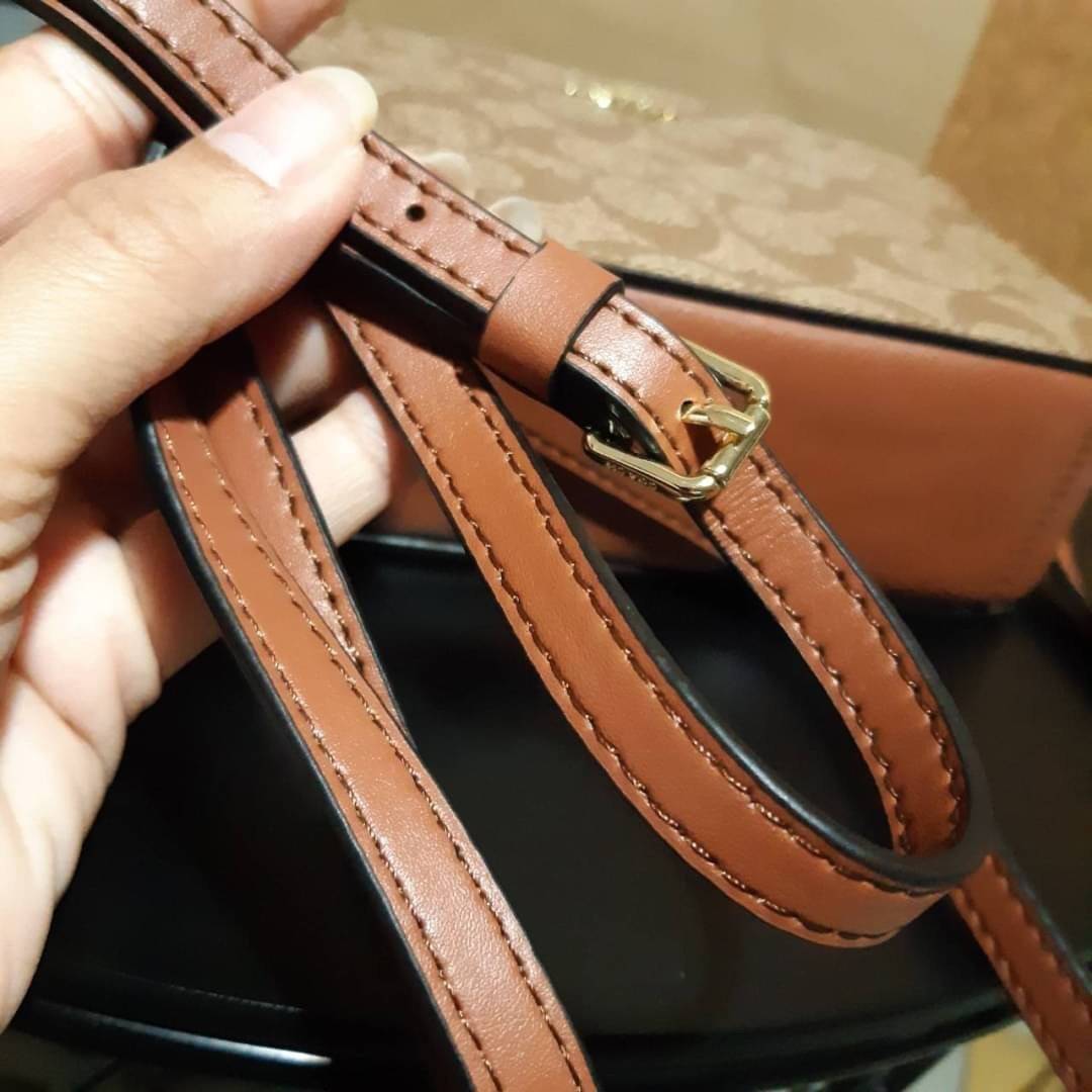 COACH 91677 MINI CAMERA BAG IN SIGNATURE CANVAS ขายดีที่สุด!! กระเป๋าสะพายข้างไซส์มินิ คลาสสิคอยู่ทรง อะไหล่ทองตัดดูหรู วัสดุหนังแคนวาสเคลือบลาย เปิด-ปิดด้วยซิป สายสะพายปรับได้ตามตัว ใบนี้แมทช์ได้ทุกลุค ใช้เป็น everyday bag ได้สบายๆเลยจ้า